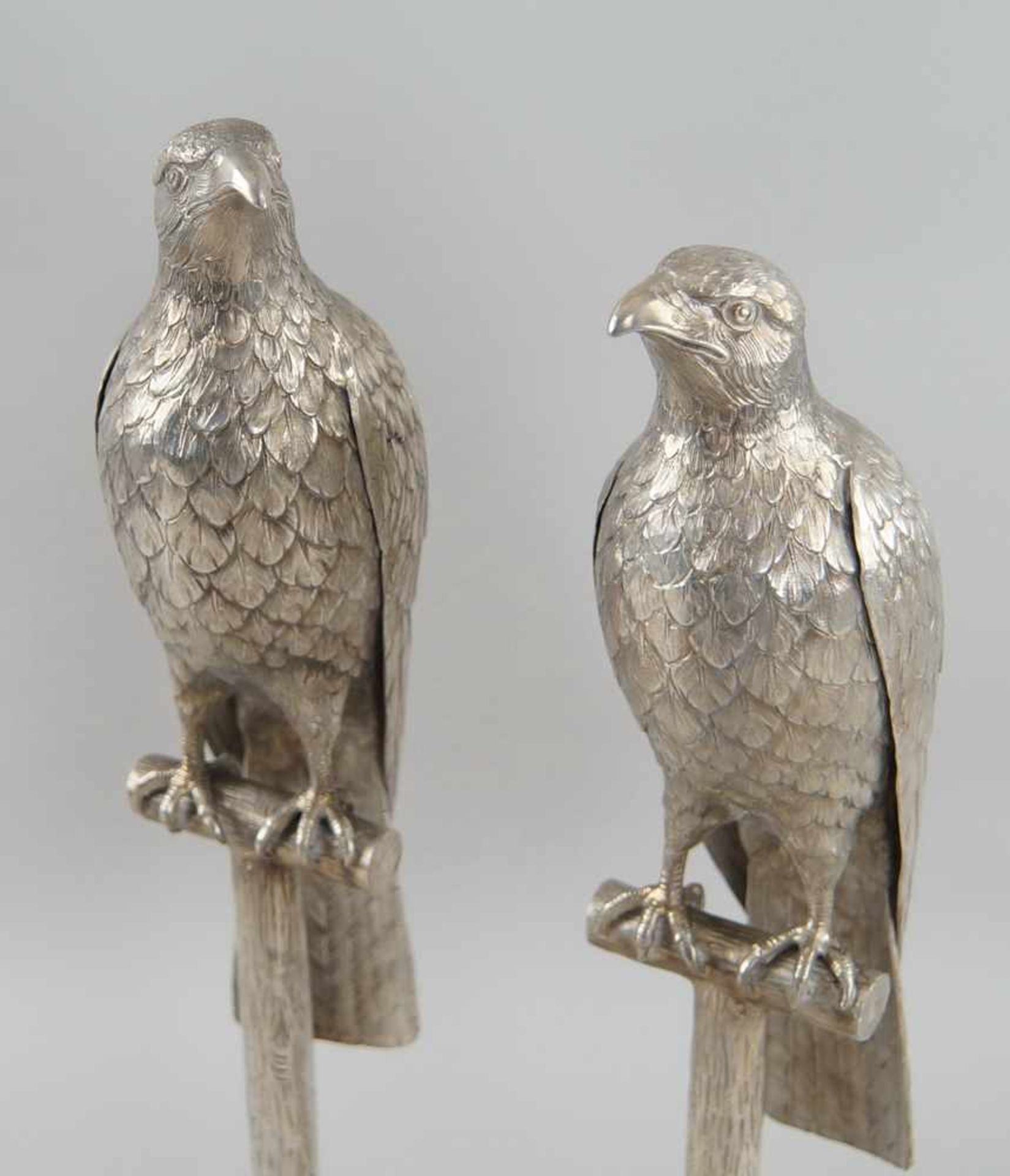 Zwei grosse Falken / Zierfalken, Silber, gepunzt, 2122g, auf rundem Stand sehrnaturalistisch - Bild 5 aus 16