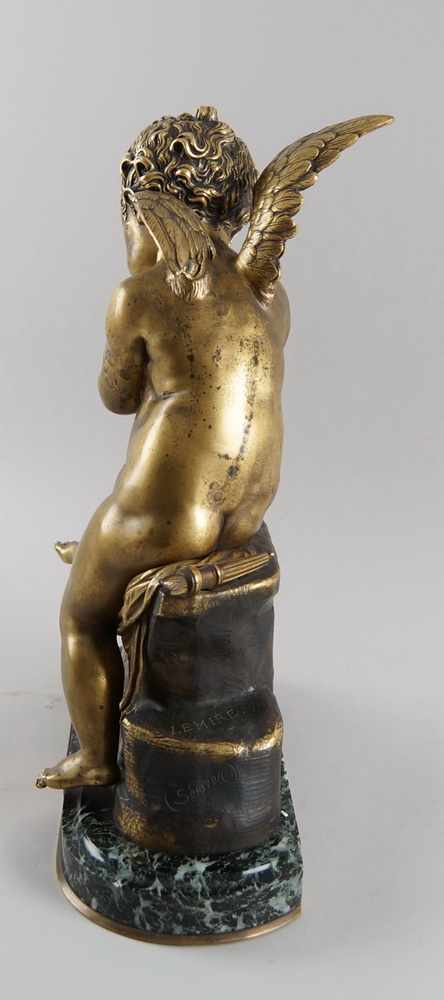 Sitzender Amor auf einem Amboss repariert seinen Bogen, patinierte Bronze aufMarmorsockel, - Image 6 of 14