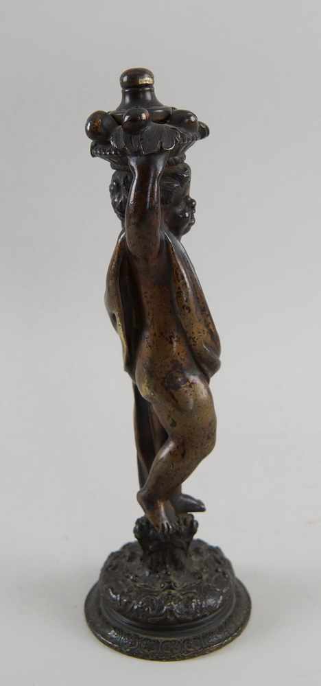 Stehender Putto auf rundem Sockel, Bronze, H 27cm- - -24.00 % buyer's premium on the hammer - Image 5 of 7