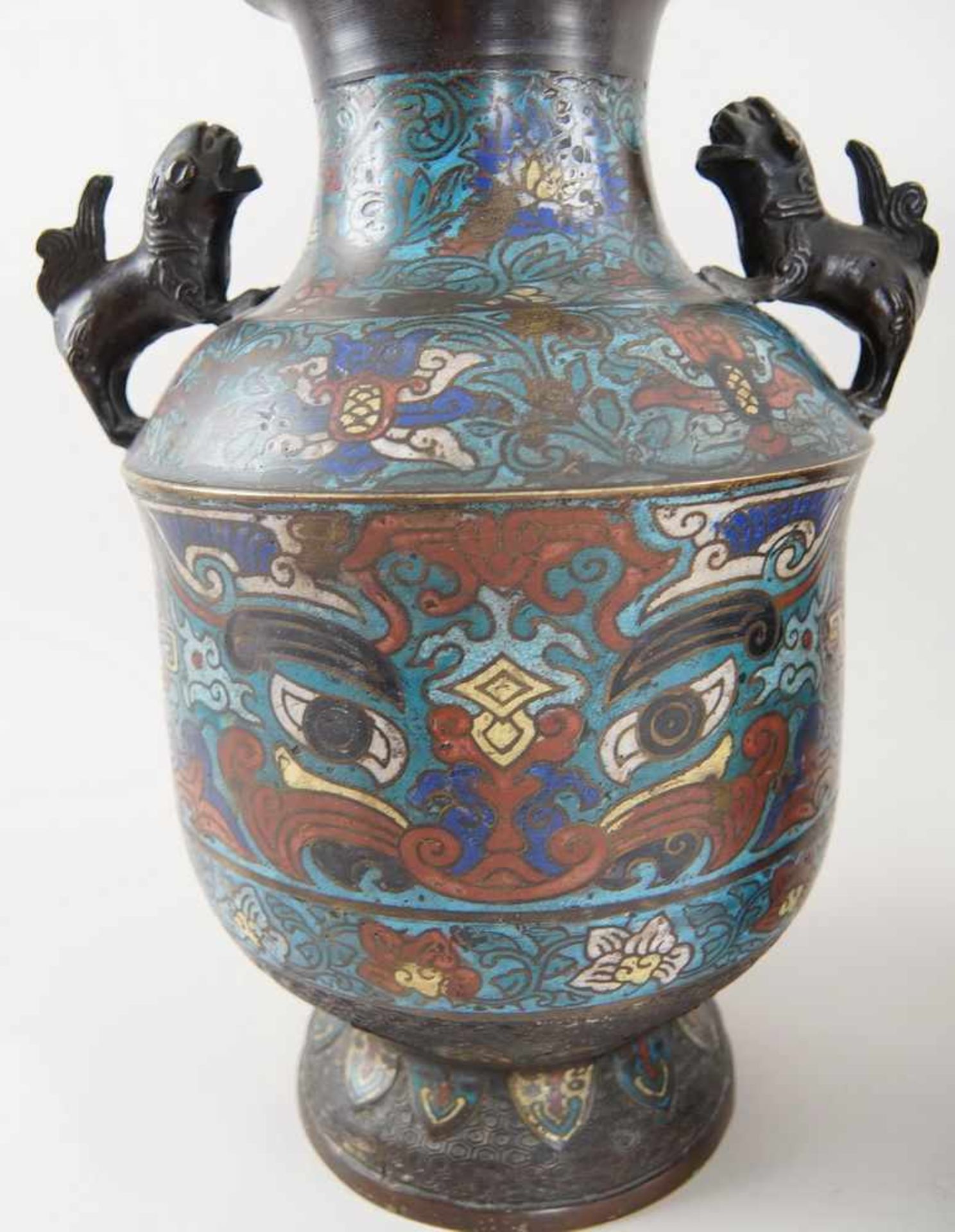 Paar Prunkvolle asiatische Cloisonne Vasen mit Henkel, H 37 cm- - -24.00 % buyer's premium on the - Bild 5 aus 11