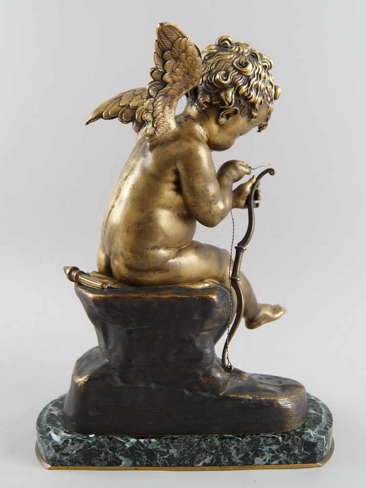 Sitzender Amor auf einem Amboss repariert seinen Bogen, patinierte Bronze aufMarmorsockel, - Image 10 of 14