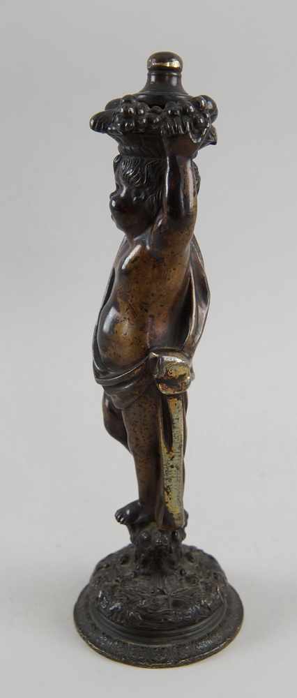 Stehender Putto auf rundem Sockel, Bronze, H 27cm- - -24.00 % buyer's premium on the hammer - Image 3 of 7