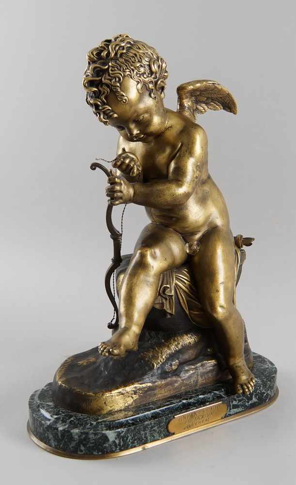 Sitzender Amor auf einem Amboss repariert seinen Bogen, patinierte Bronze aufMarmorsockel, - Image 12 of 14