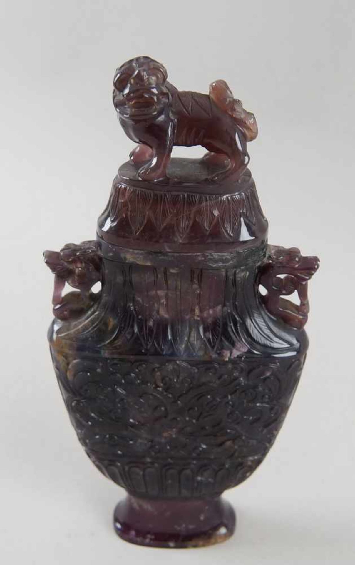 Asiatische Deckelvase mit Fuhund, besch., Amethyst, H 25cm- - -24.00 % buyer's premium on the hammer - Bild 3 aus 6