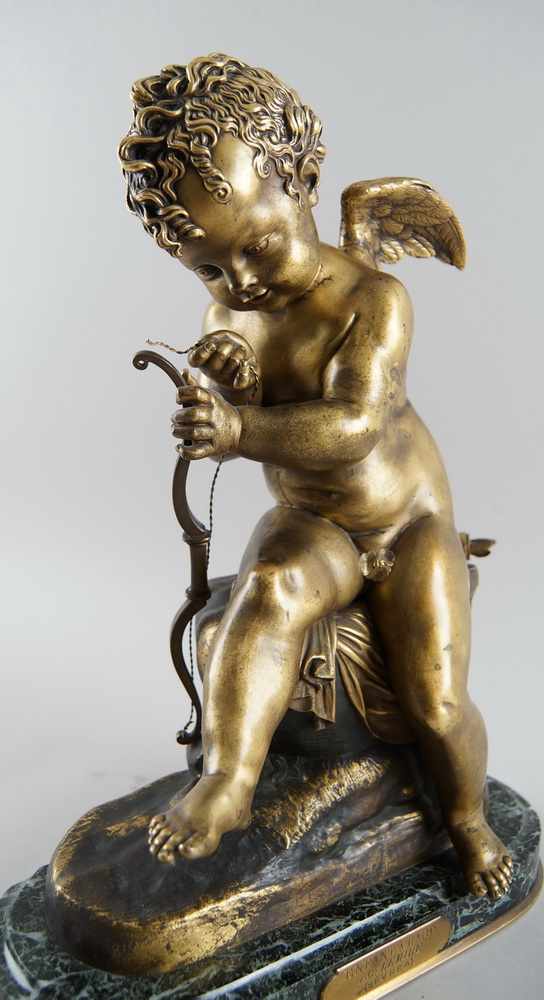 Sitzender Amor auf einem Amboss repariert seinen Bogen, patinierte Bronze aufMarmorsockel, - Image 14 of 14