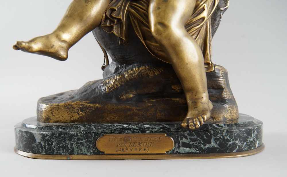 Sitzender Amor auf einem Amboss repariert seinen Bogen, patinierte Bronze aufMarmorsockel, - Image 5 of 14