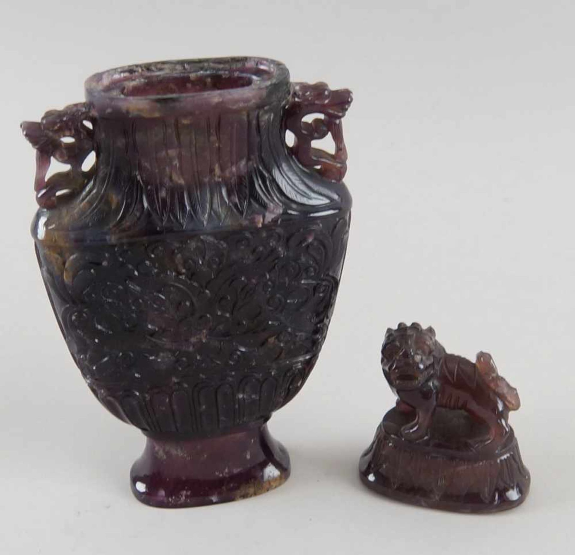 Asiatische Deckelvase mit Fuhund, besch., Amethyst, H 25cm- - -24.00 % buyer's premium on the hammer - Bild 4 aus 6