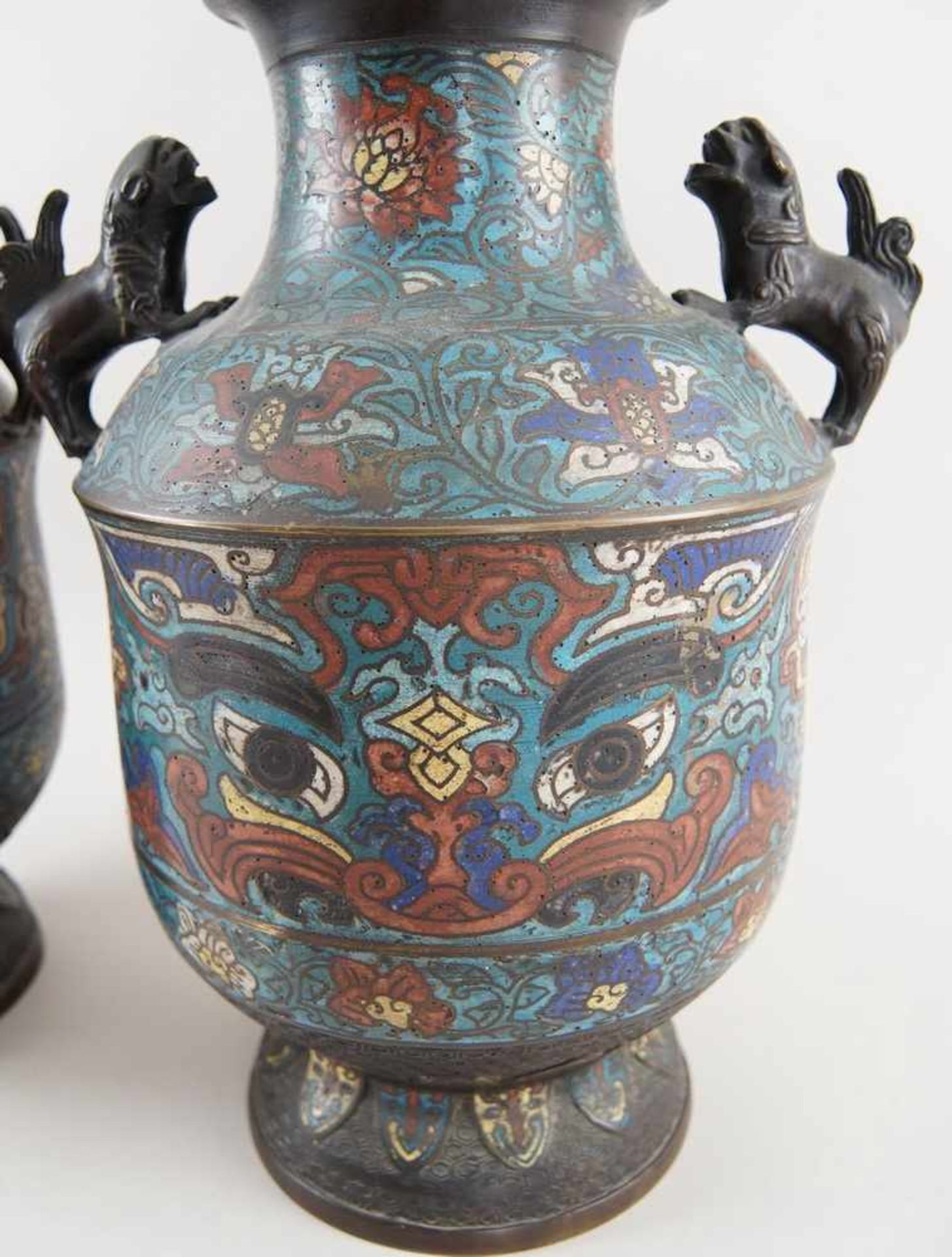 Paar Prunkvolle asiatische Cloisonne Vasen mit Henkel, H 37 cm- - -24.00 % buyer's premium on the - Bild 6 aus 11