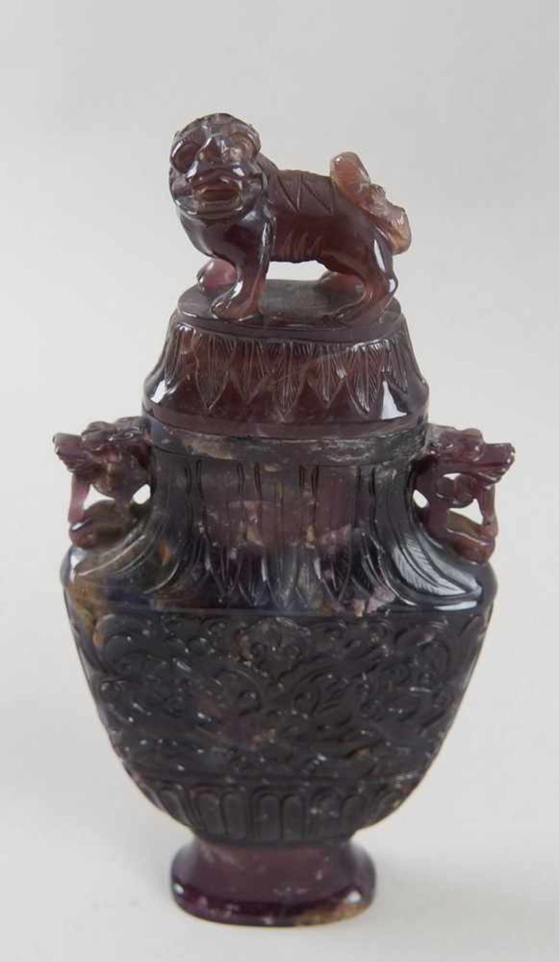 Asiatische Deckelvase mit Fuhund, besch., Amethyst, H 25cm- - -24.00 % buyer's premium on the hammer - Bild 2 aus 6