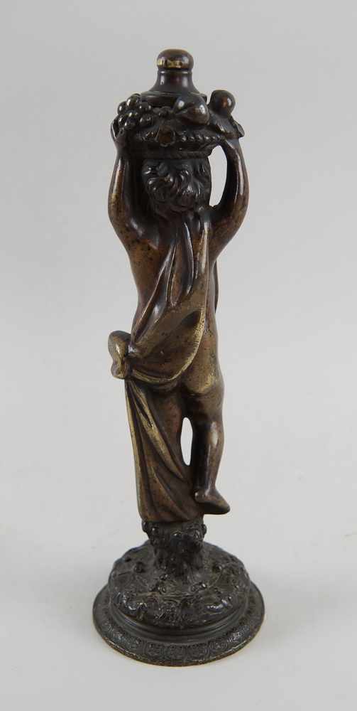 Stehender Putto auf rundem Sockel, Bronze, H 27cm- - -24.00 % buyer's premium on the hammer - Image 4 of 7