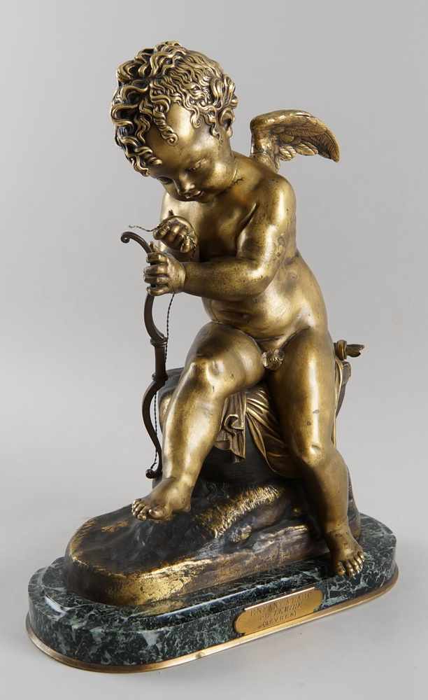 Sitzender Amor auf einem Amboss repariert seinen Bogen, patinierte Bronze aufMarmorsockel, - Image 13 of 14