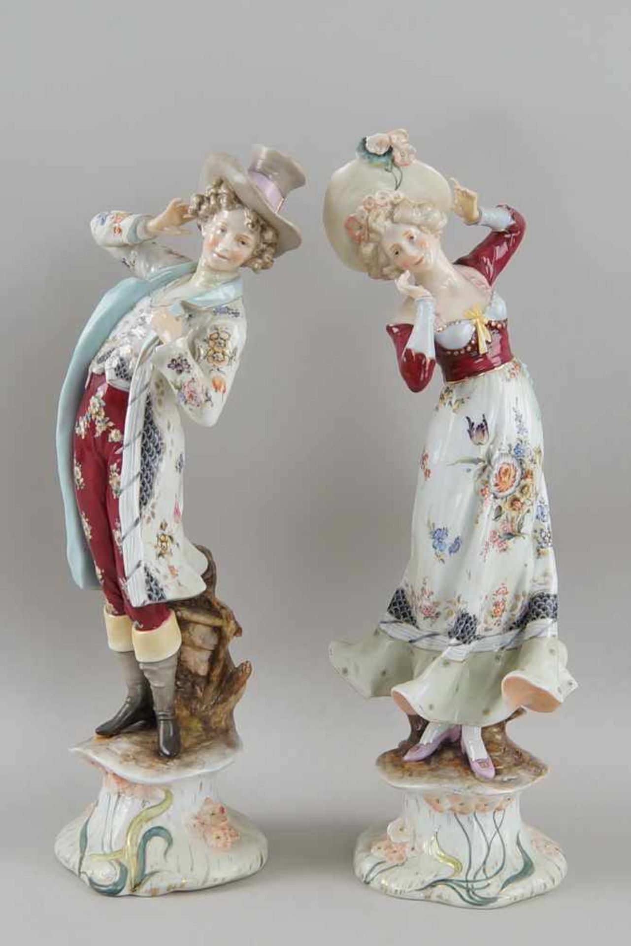 Galantes Paar, Dame und Herr mit Hut, weisses Porzellan, filigran bemalt, auf derUnterseite - Bild 2 aus 10