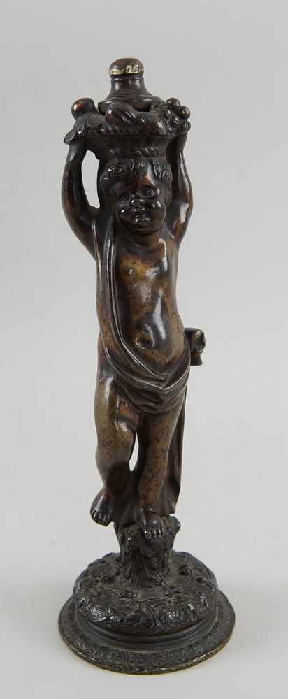 Stehender Putto auf rundem Sockel, Bronze, H 27cm- - -24.00 % buyer's premium on the hammer - Image 6 of 7