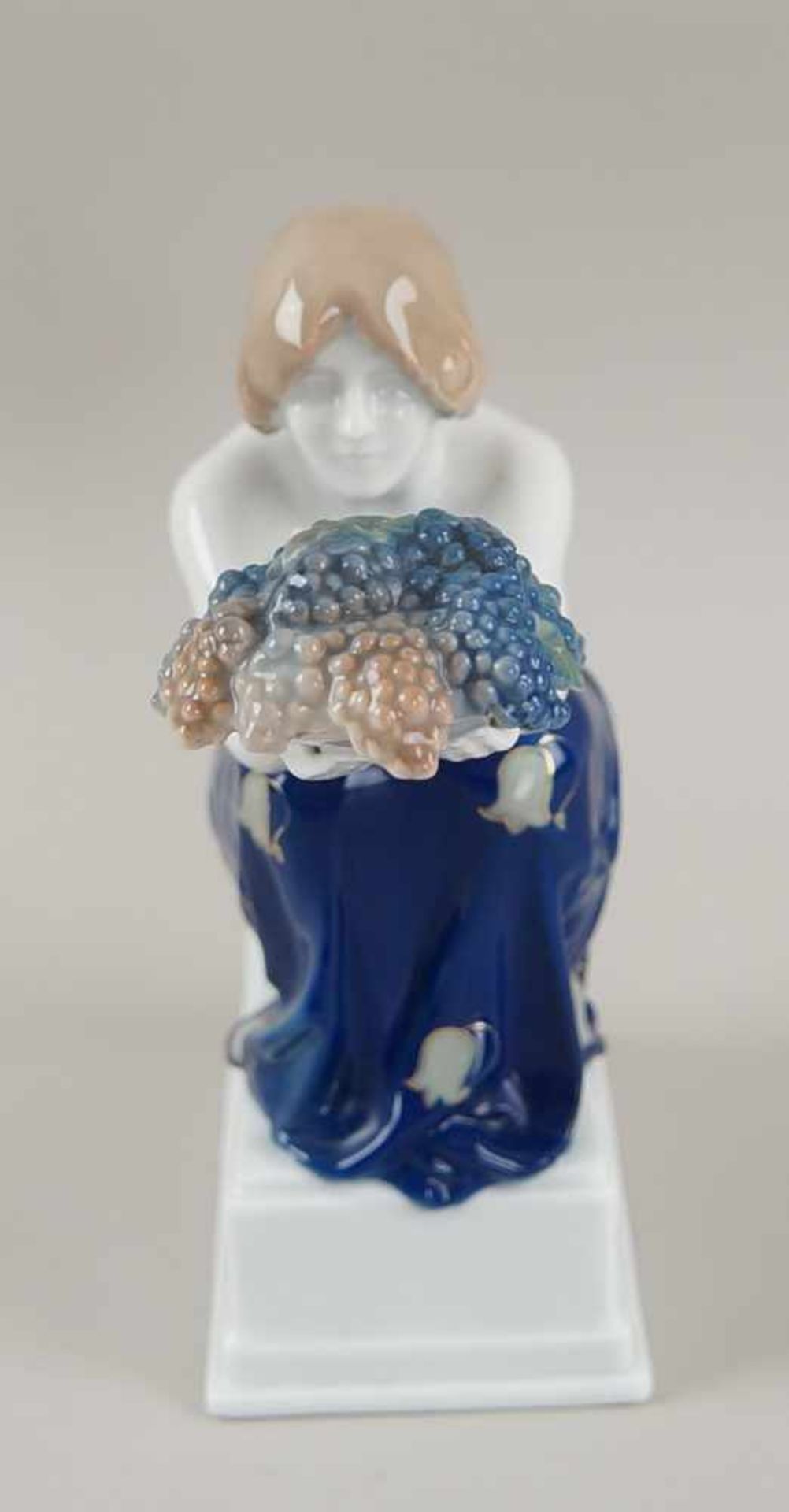 Rosenthal Jugendstil Dame mit Blumenkorb, weisser Schwerben, bunt bemalt, auf derUnterseite - Bild 5 aus 6