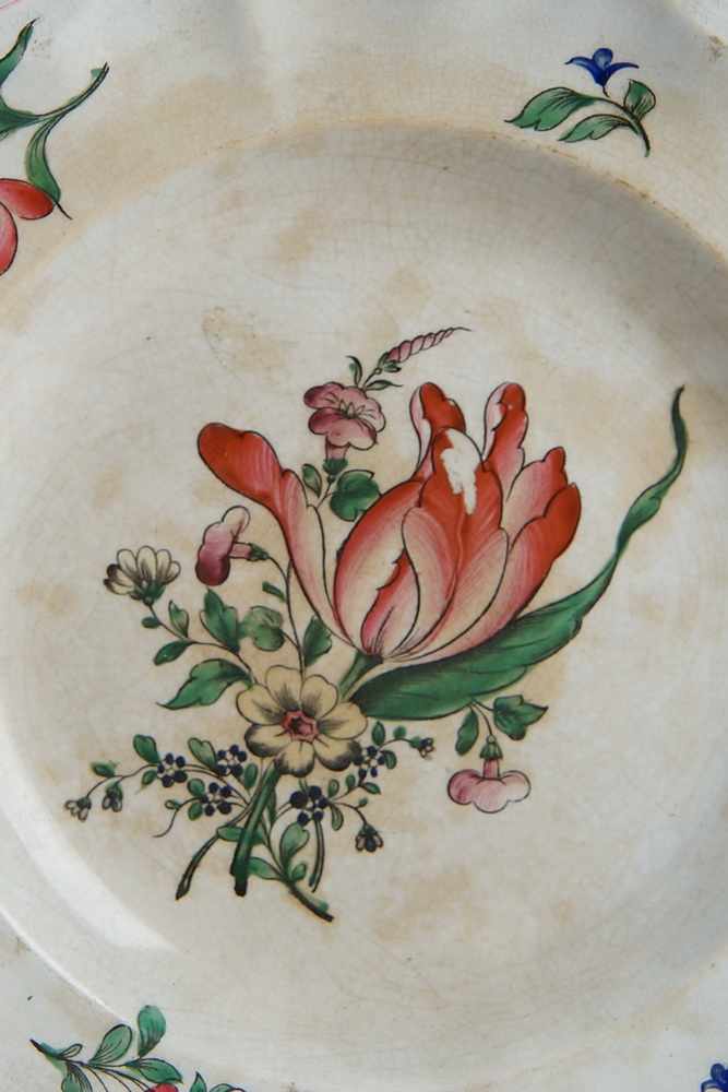 Keramikteller, floral bemalt, Altersspuren, verso gemarktet, Durchmesser 24cm- - -24.00 % buyer's - Image 3 of 4