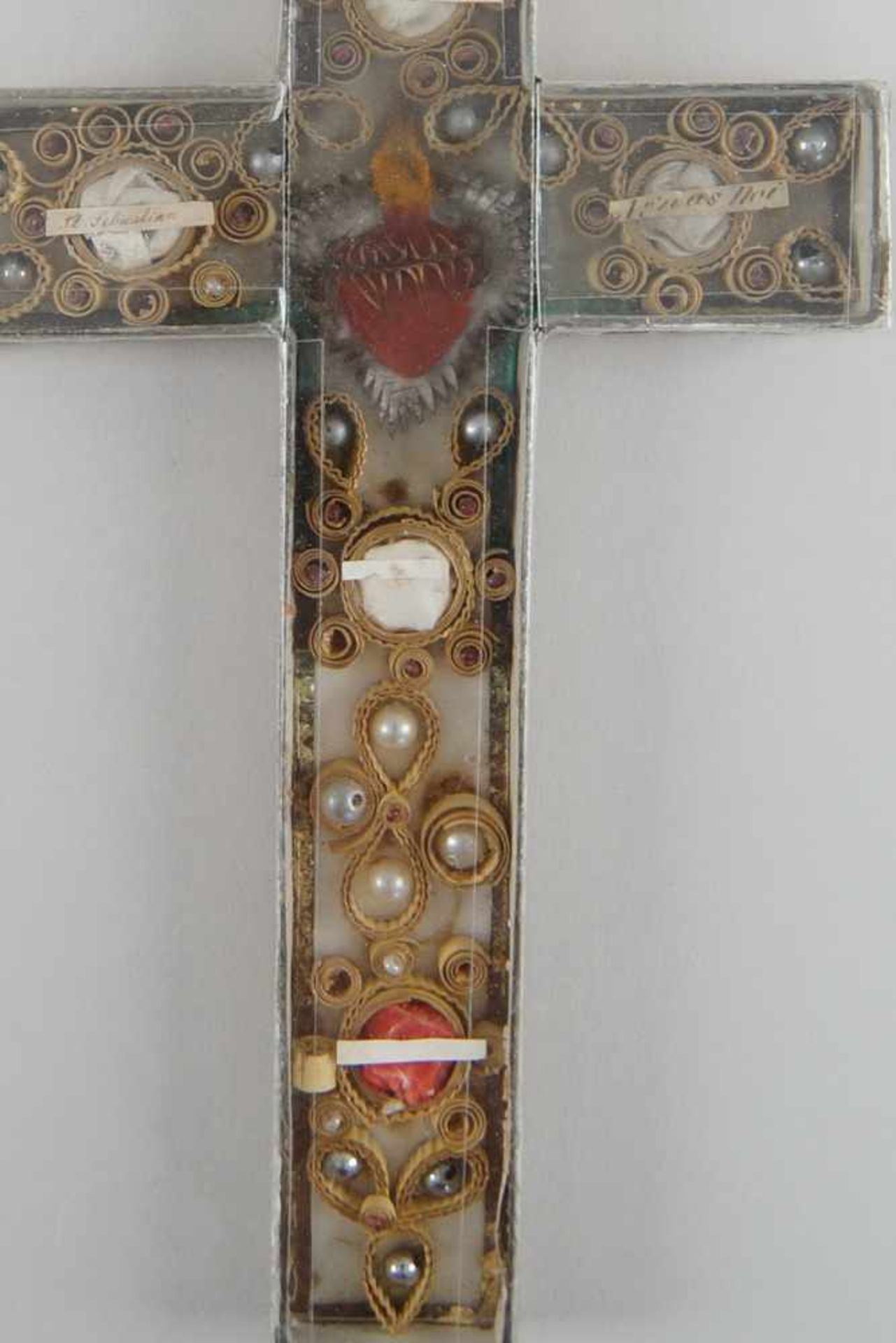 Feines Reliquienkreuz/Klosterarbeit hinter Glas, 20x12,5cm- - -24.00 % buyer's premium on the hammer - Bild 3 aus 6