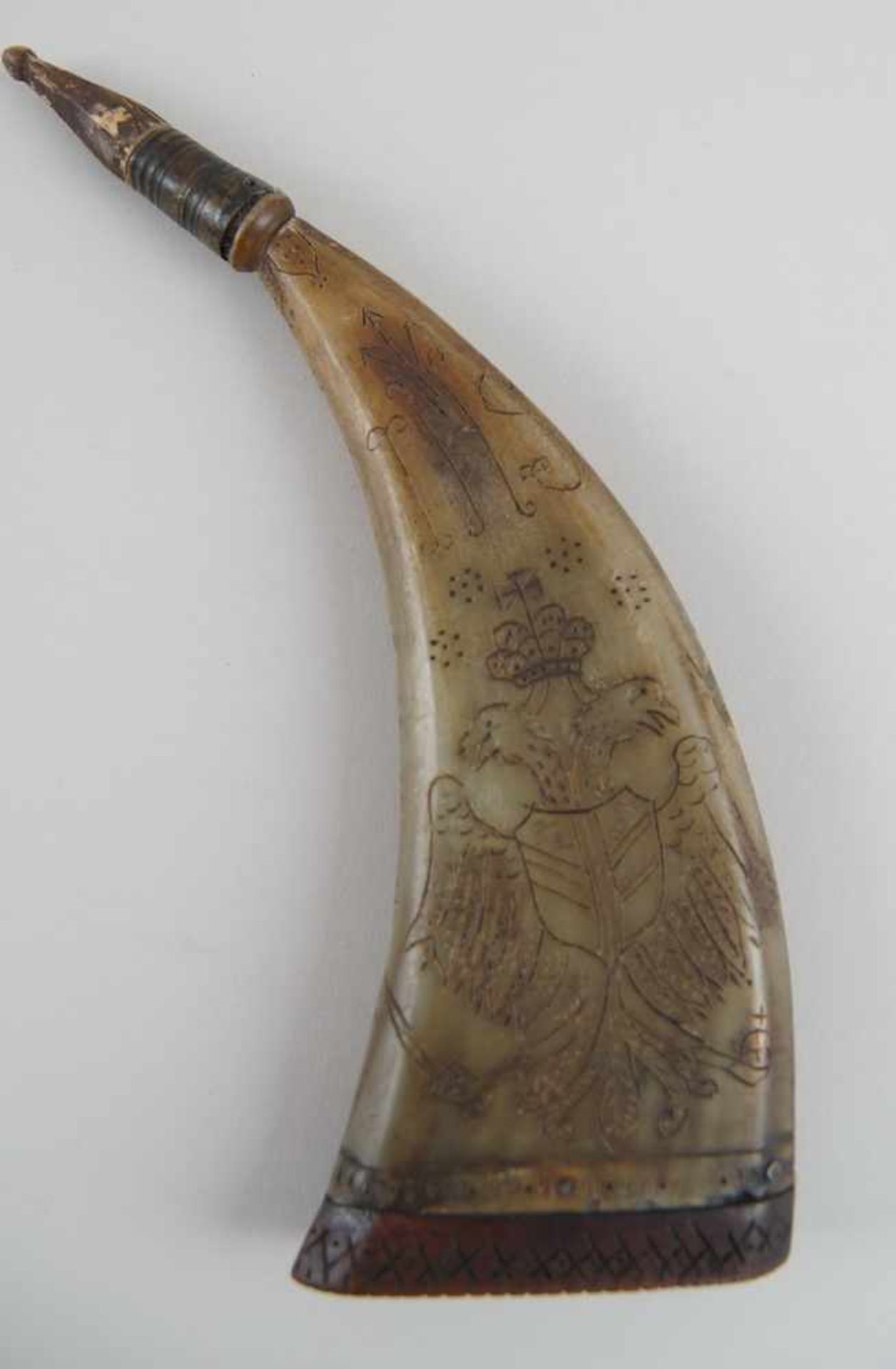 Pulverhorn, fein beschnitzt, datiert 1834, L 24cm- - -24.00 % buyer's premium on the hammer