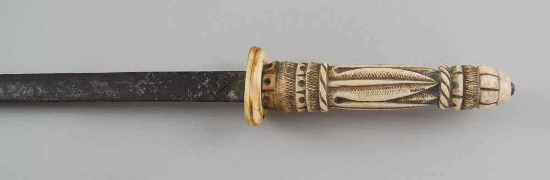 Schwert mit fein geschnitzter Scheide und Griff aus Elfenbein, Klinge aus Eisen, 19. JH,mit Zettel - Bild 3 aus 11