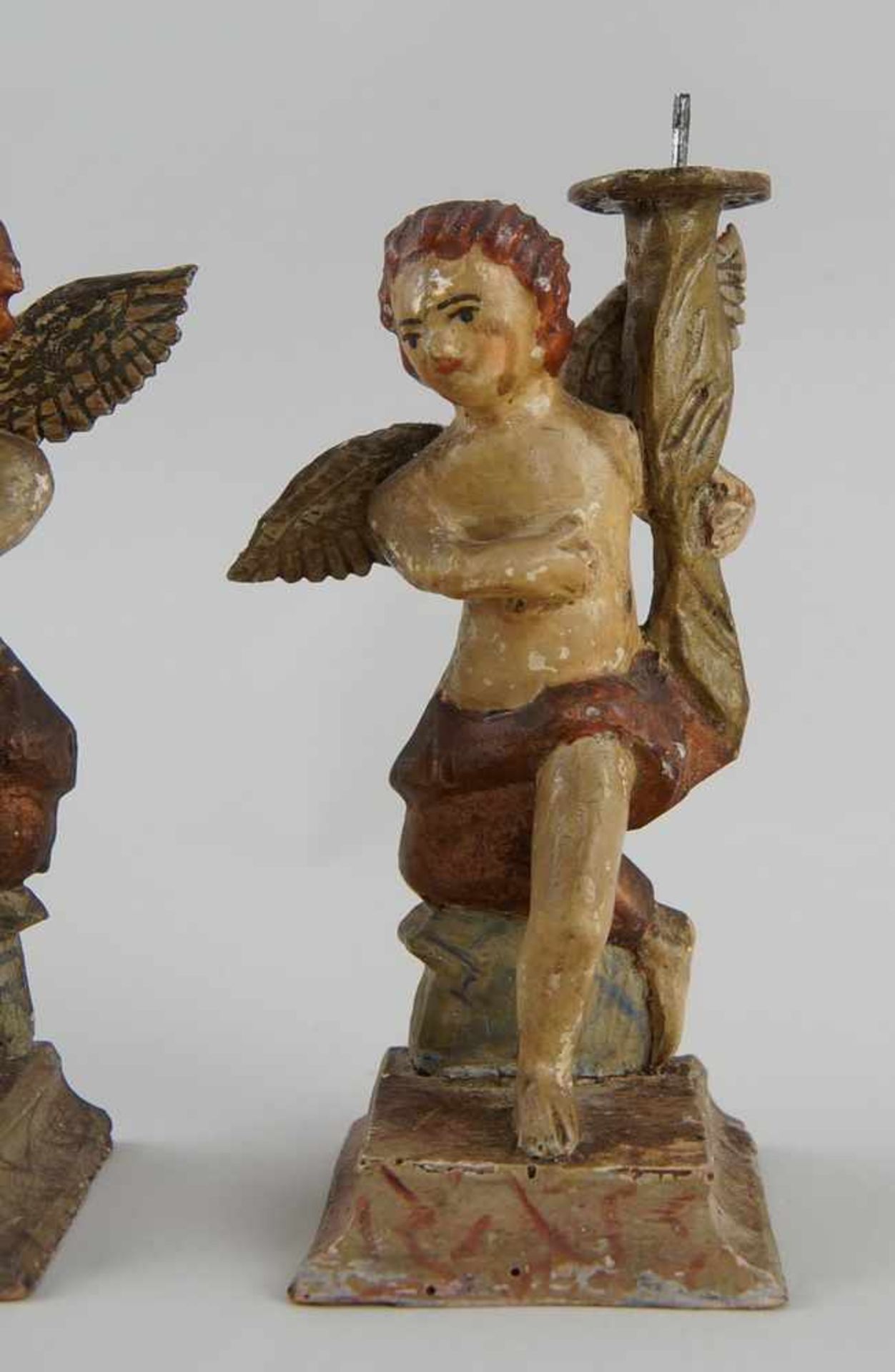 Zwei Grödener Engel mit Kerzenhalter, Holz geschnitzt und gefasst, 19. JH, H 16 cm- - -24.00 % - Bild 5 aus 7