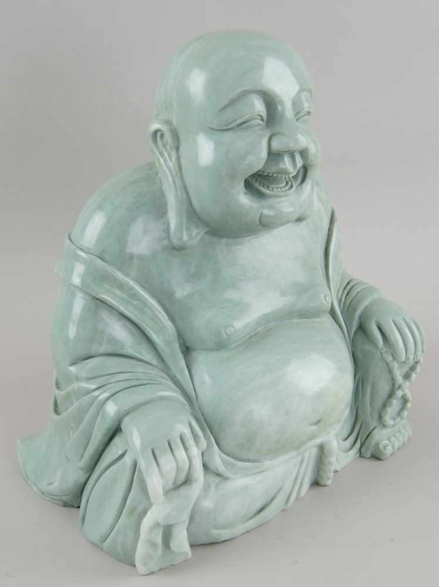Sitzender Buddha aus Jaspis, H 30 cm- - -24.00 % buyer's premium on the hammer price19.00 % VAT on - Bild 2 aus 5