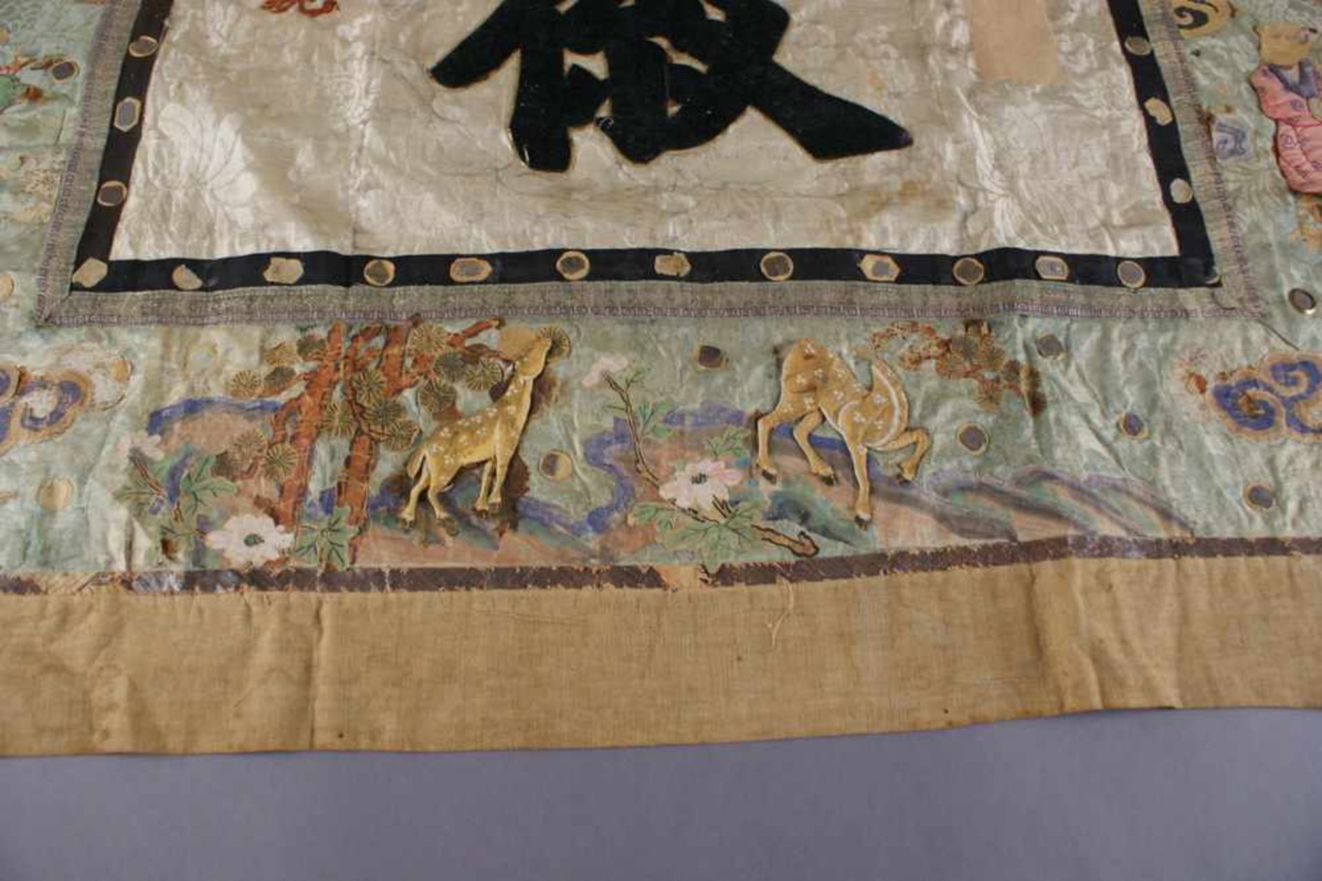 Chinesischer Wandteppich / Tischdecke mit prunkvollen Applikationen aus Stoff, Leder,Papier, - Bild 4 aus 8