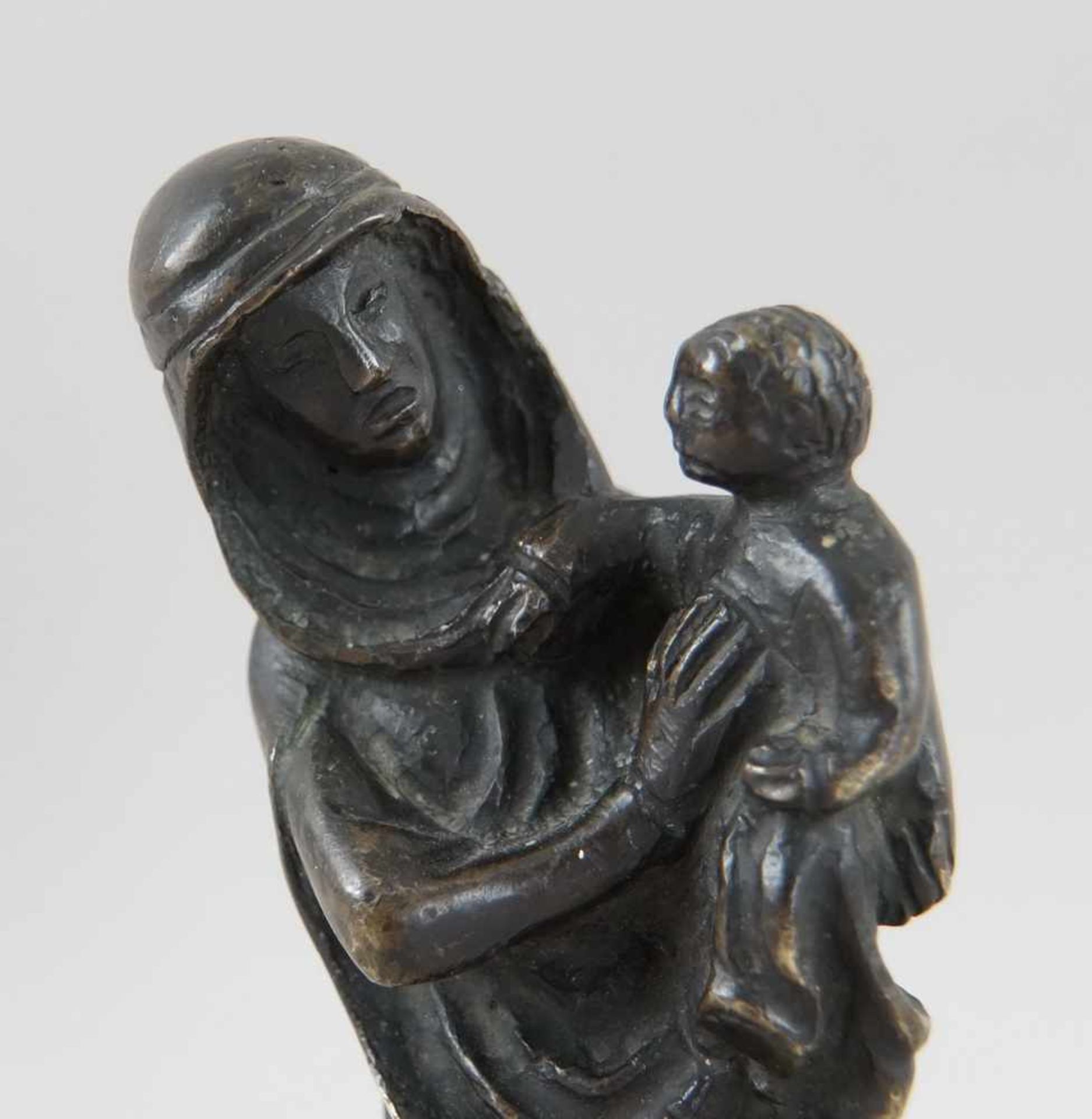 Gotische Skulptur einer Madonna mit Kind, Bronze, wohl um 1500, H 17,5 cm- - -24.00 % buyer's - Bild 2 aus 8