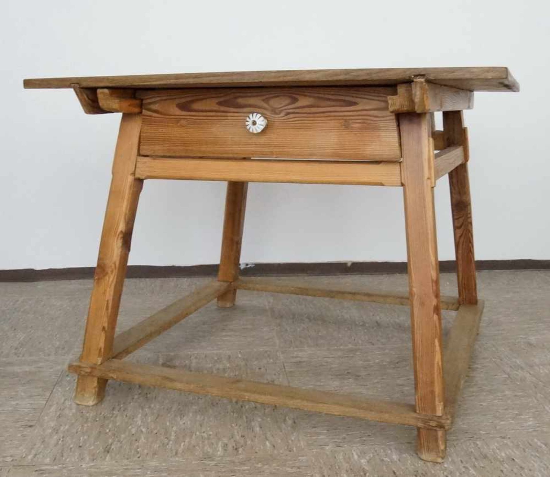 Jogltisch / Rhöntisch mit "Vergeltsgott", einem Schub, Porzellanknauf, 77x100x97cm- - -24.00 % - Bild 4 aus 5