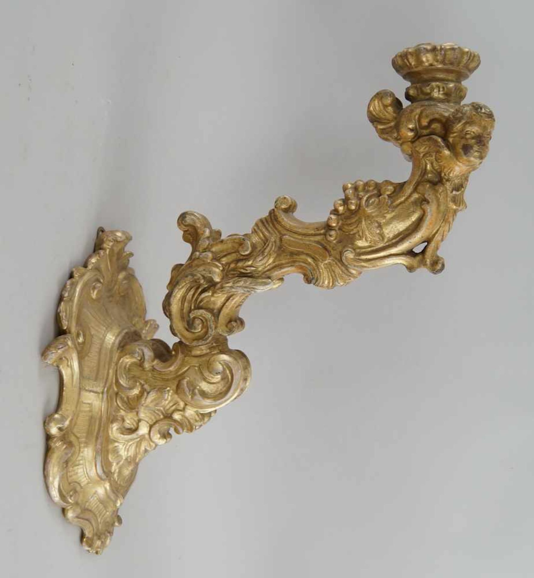 Prunkvoll geschnitzter Wandkerzenleuchter, vergoldet, 18. JH, Altersspuren, L 36 cm, H 49cm- - -24. - Bild 9 aus 11