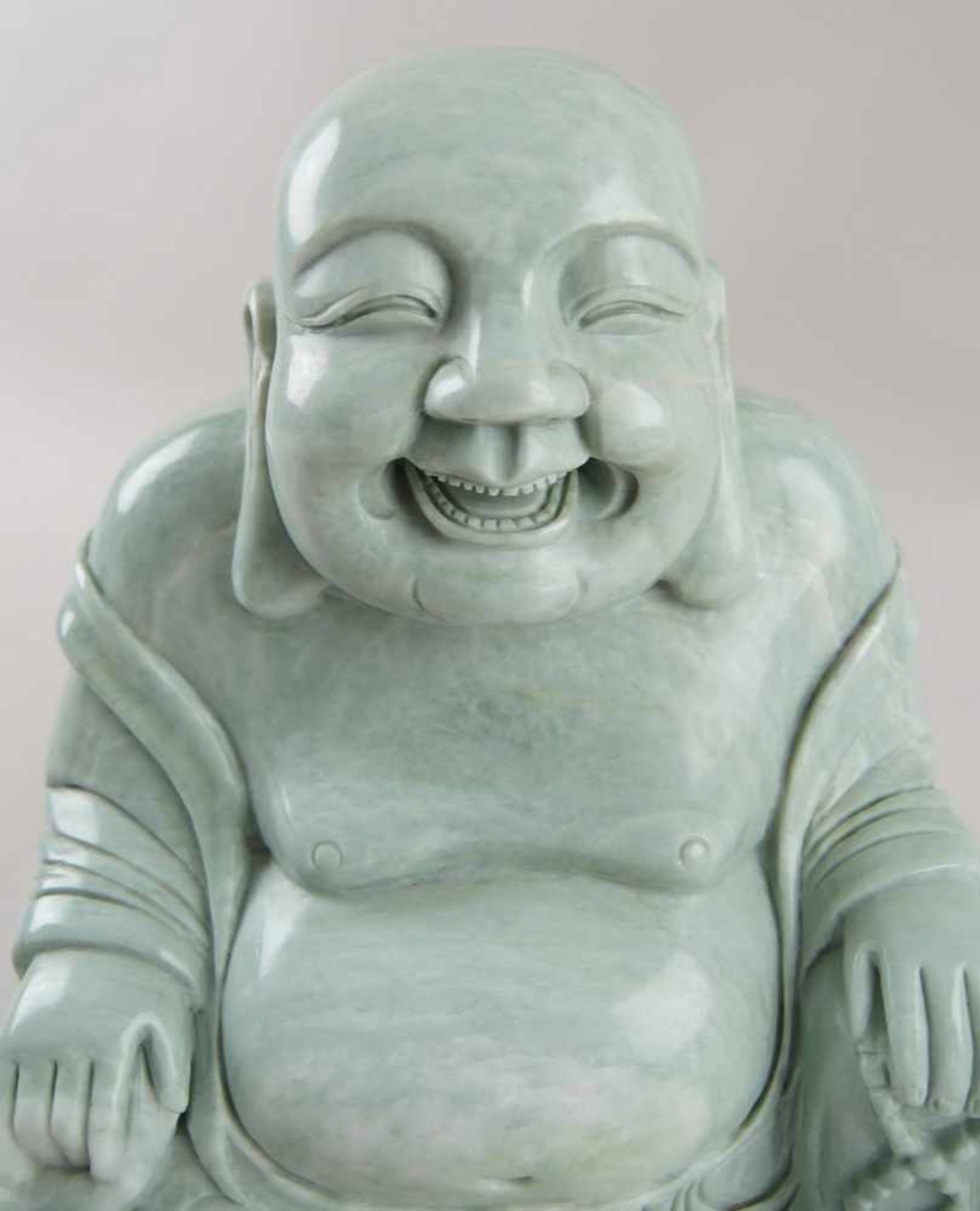 Sitzender Buddha aus Jaspis, H 30 cm- - -24.00 % buyer's premium on the hammer price19.00 % VAT on - Bild 4 aus 5
