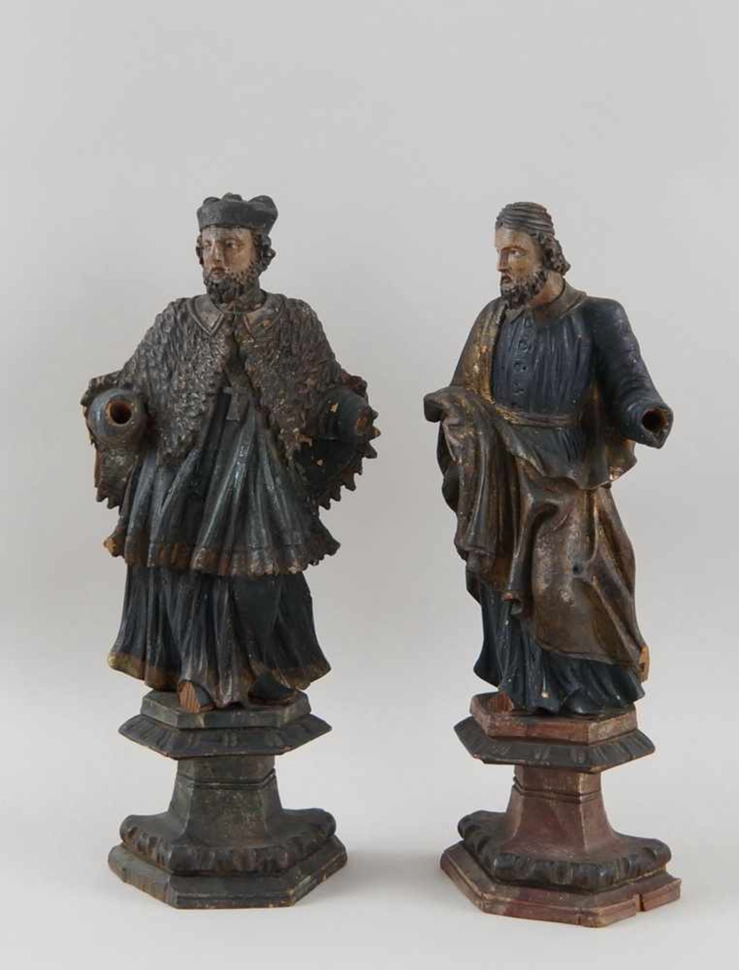 Zwei sakrale Skulpturen, u.a. Nepomuk, Holz geschnitzt und gefasst, Altersspuren, H 30/31cm- - -24. - Bild 5 aus 6