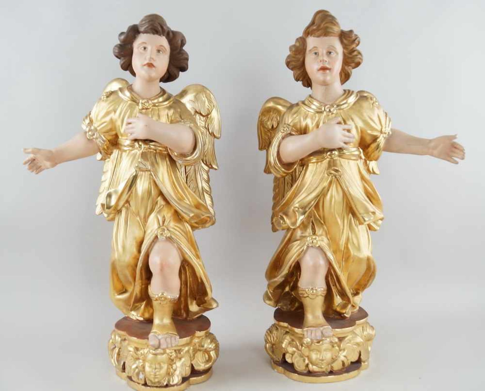 Zwei anmutende Engel mit Flügel, 18./19. JH, Holz geschnitzt und gefasst, vergoldet,rest., H 73
