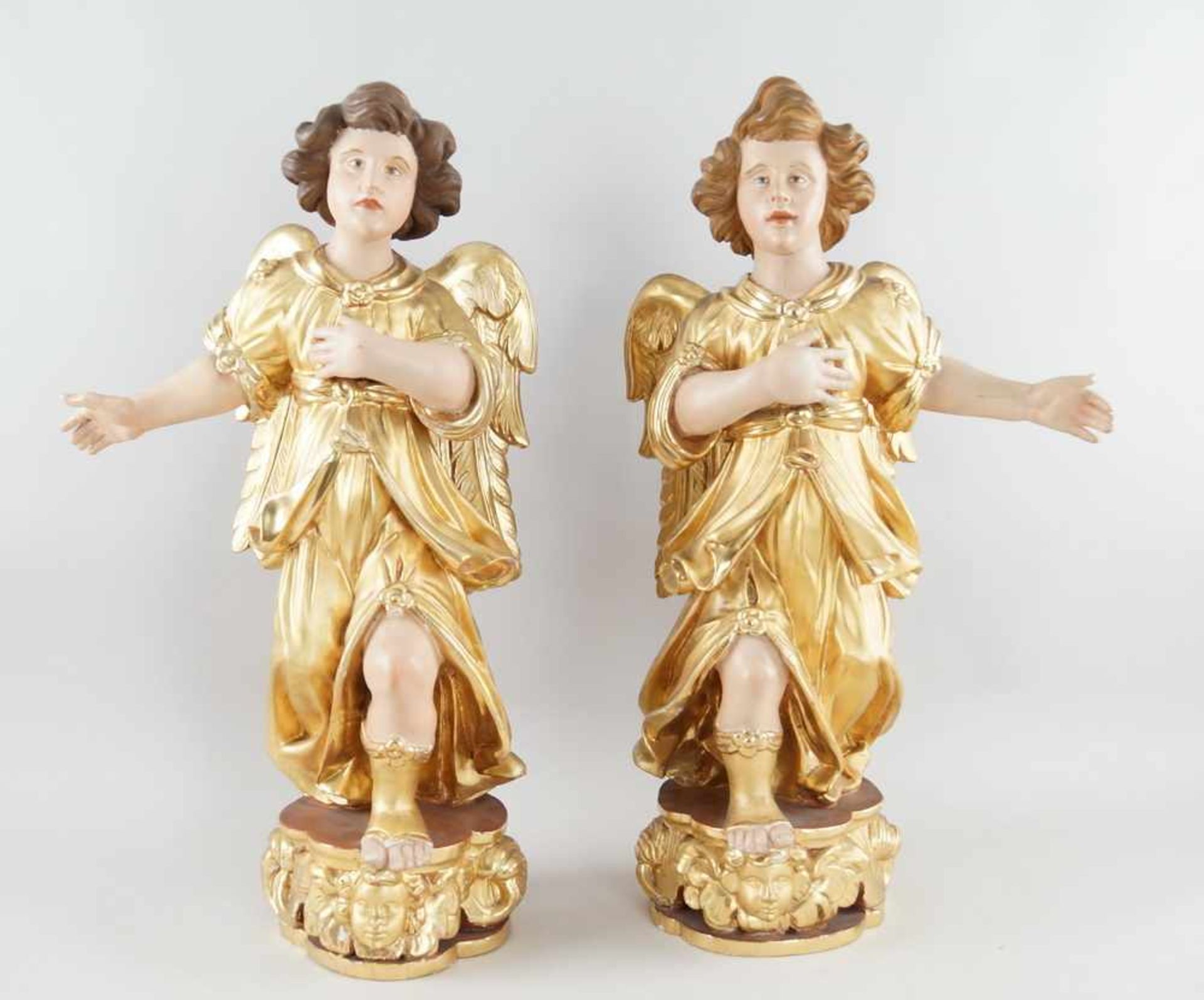 Zwei anmutende Engel mit Flügel, 18./19. JH, Holz geschnitzt und gefasst, vergoldet,rest., H 73 - Bild 2 aus 6
