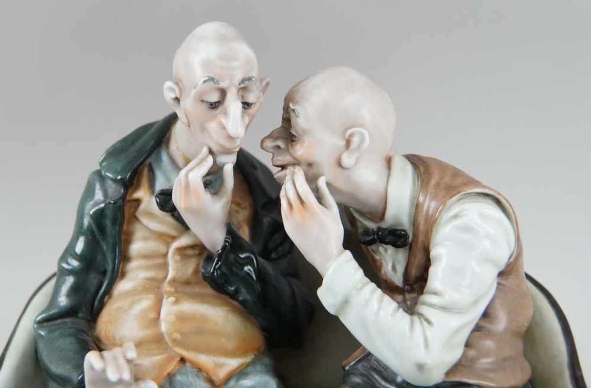 Männer beim angeregten Gespräch auf einer Bank sitzend, fein bemaltes Porzellan, auf derUnterseite - Bild 3 aus 8