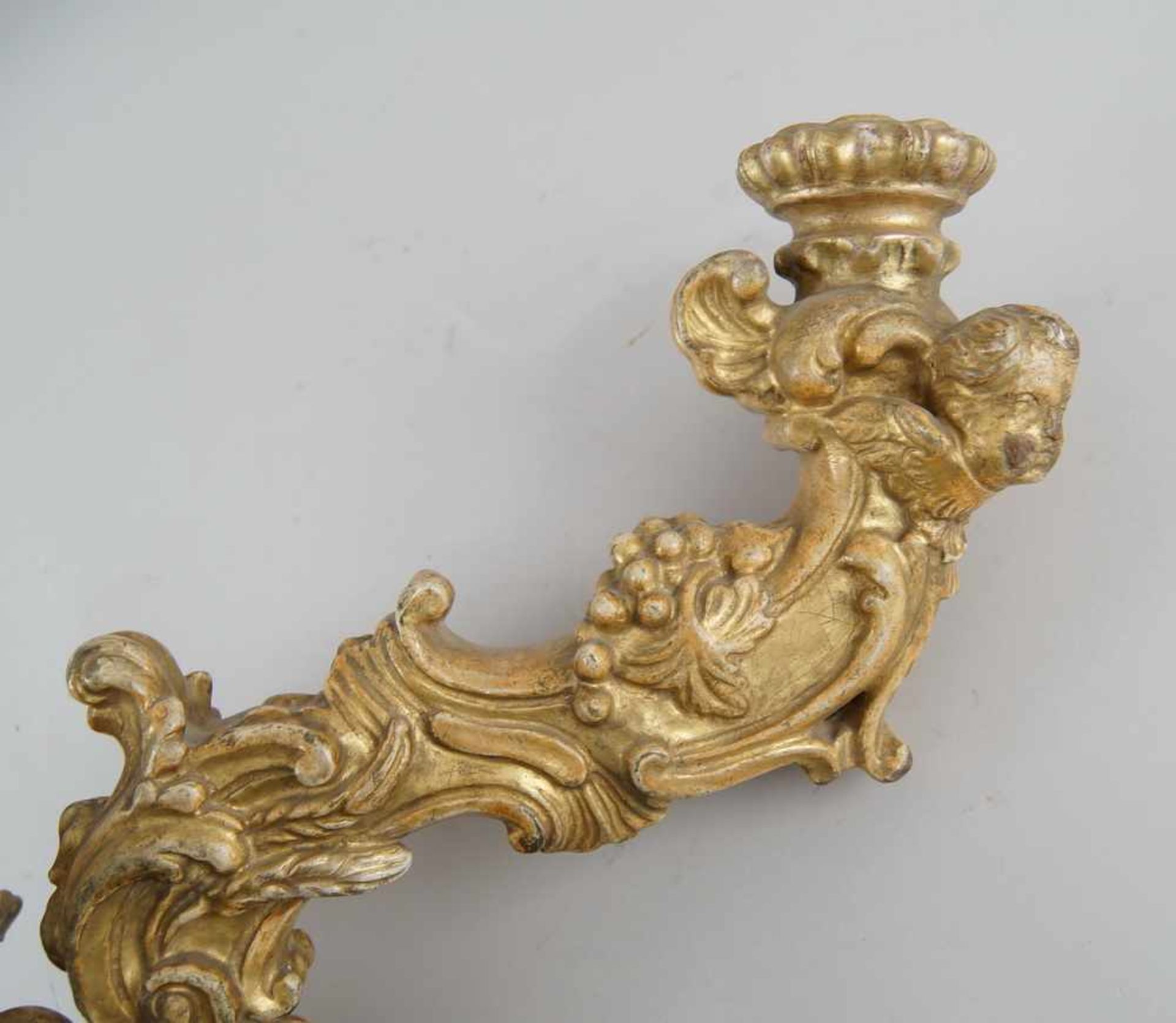 Prunkvoll geschnitzter Wandkerzenleuchter, vergoldet, 18. JH, Altersspuren, L 36 cm, H 49cm- - -24. - Bild 2 aus 11