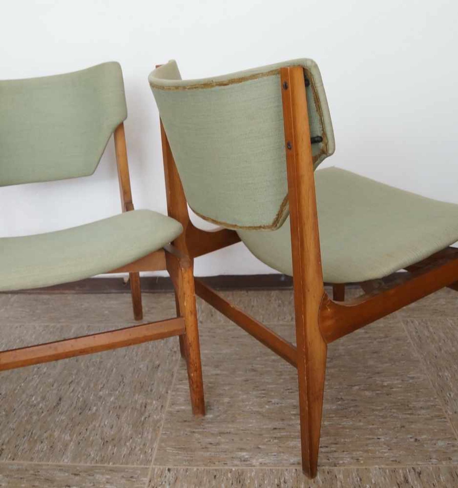 Zwei Stühle und ein Hocker, grüner Bezug, Gio Ponti zugesch. Italien, besch.,74x54x54xSH40 cm, - Bild 4 aus 6