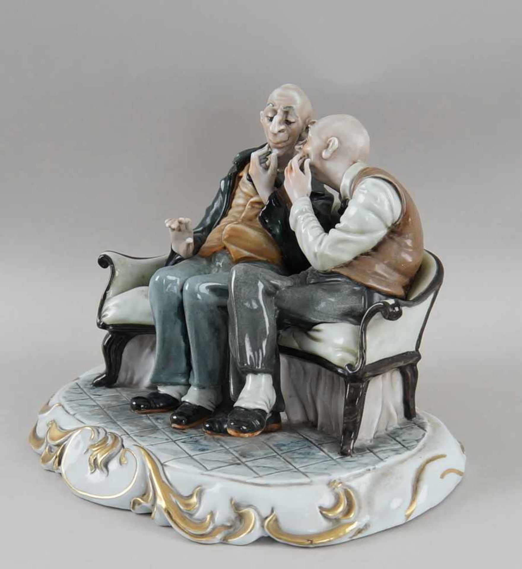 Männer beim angeregten Gespräch auf einer Bank sitzend, fein bemaltes Porzellan, auf derUnterseite - Bild 5 aus 8