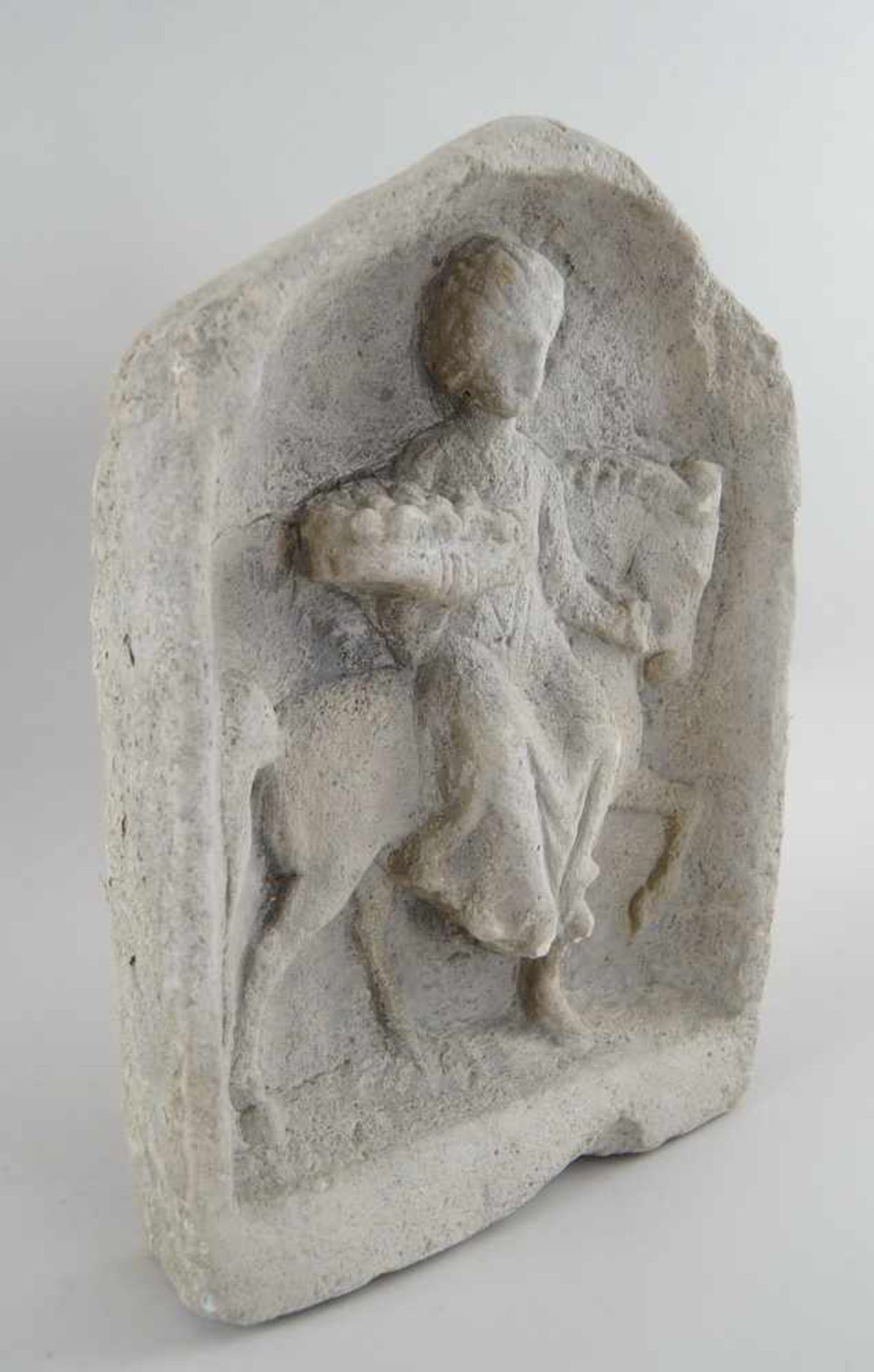 Steinrelief, Frau mit Obstkorb auf einem Pferd, 43x27x7cm- - -24.00 % buyer's premium on the - Bild 4 aus 5