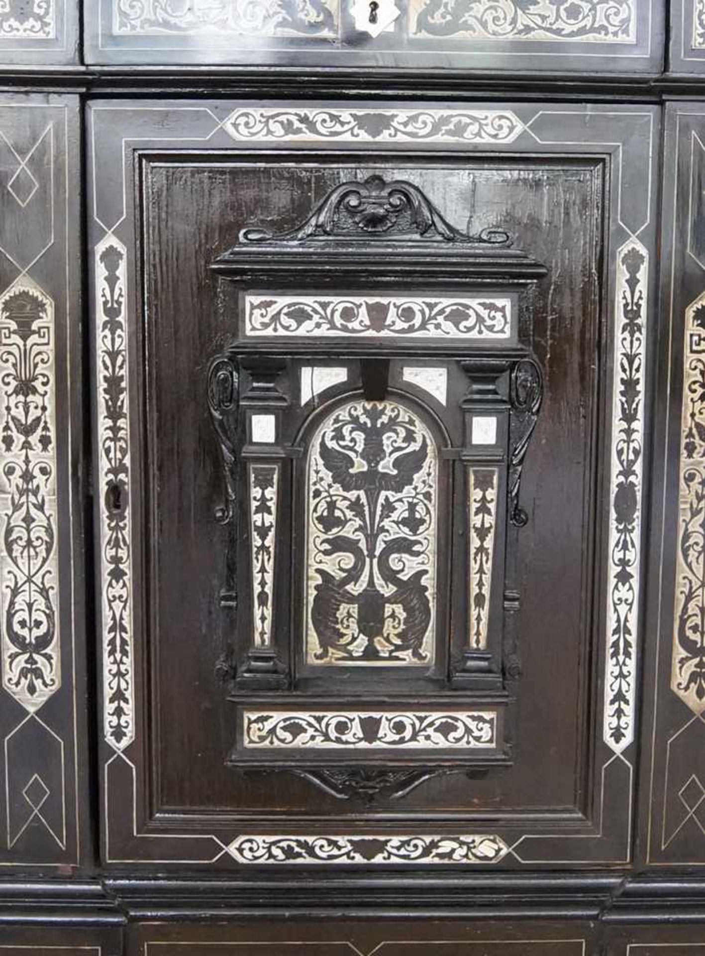Prunkvolle Anrichte aus ebonisiertem Holz, dei Schübe, drei Türen, mit reichlichenElfenbein - Bild 6 aus 13
