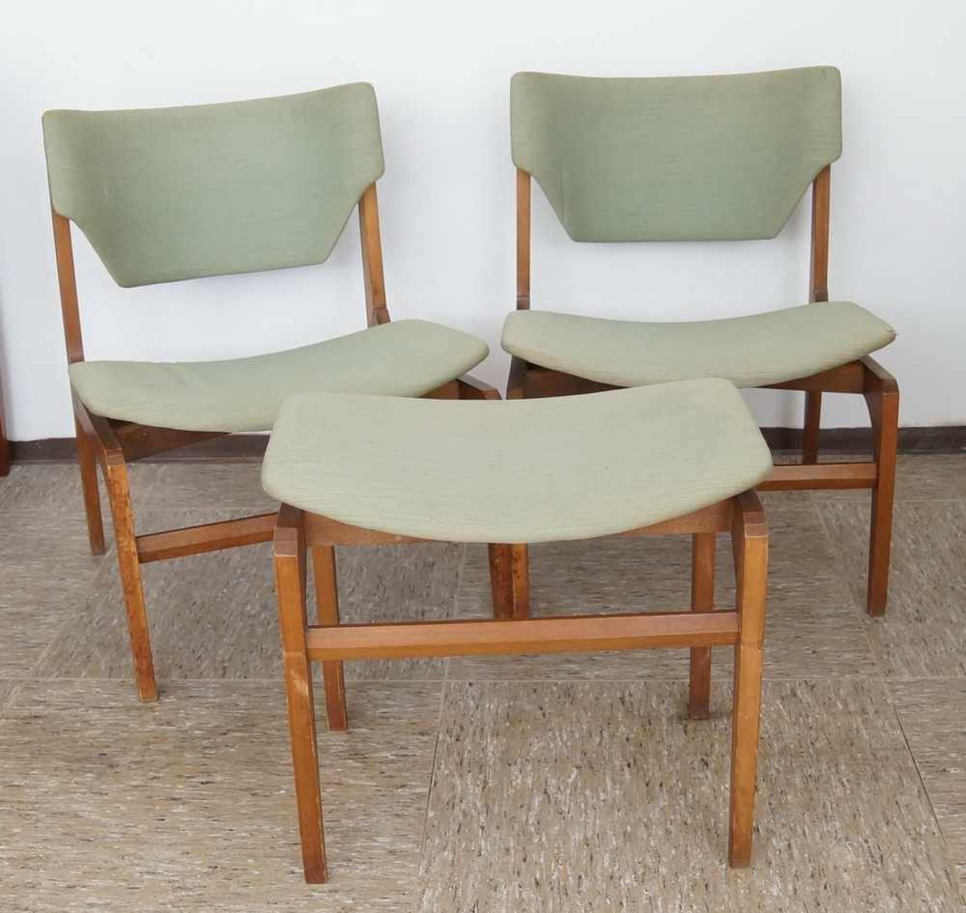 Zwei Stühle und ein Hocker, grüner Bezug, Gio Ponti zugesch. Italien, besch.,74x54x54xSH40 cm,