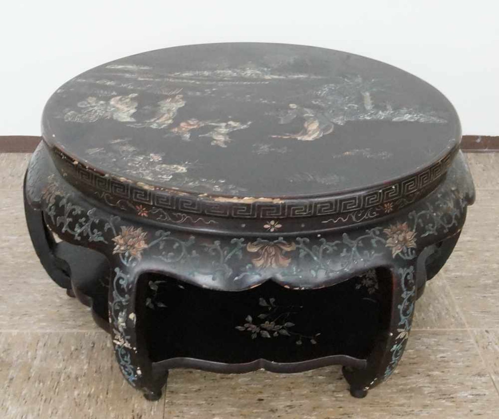 Runder Tisch mit Chinoiserie, besch., H 44 cm, Durchmesser 85cm- - -24.00 % buyer's premium on the
