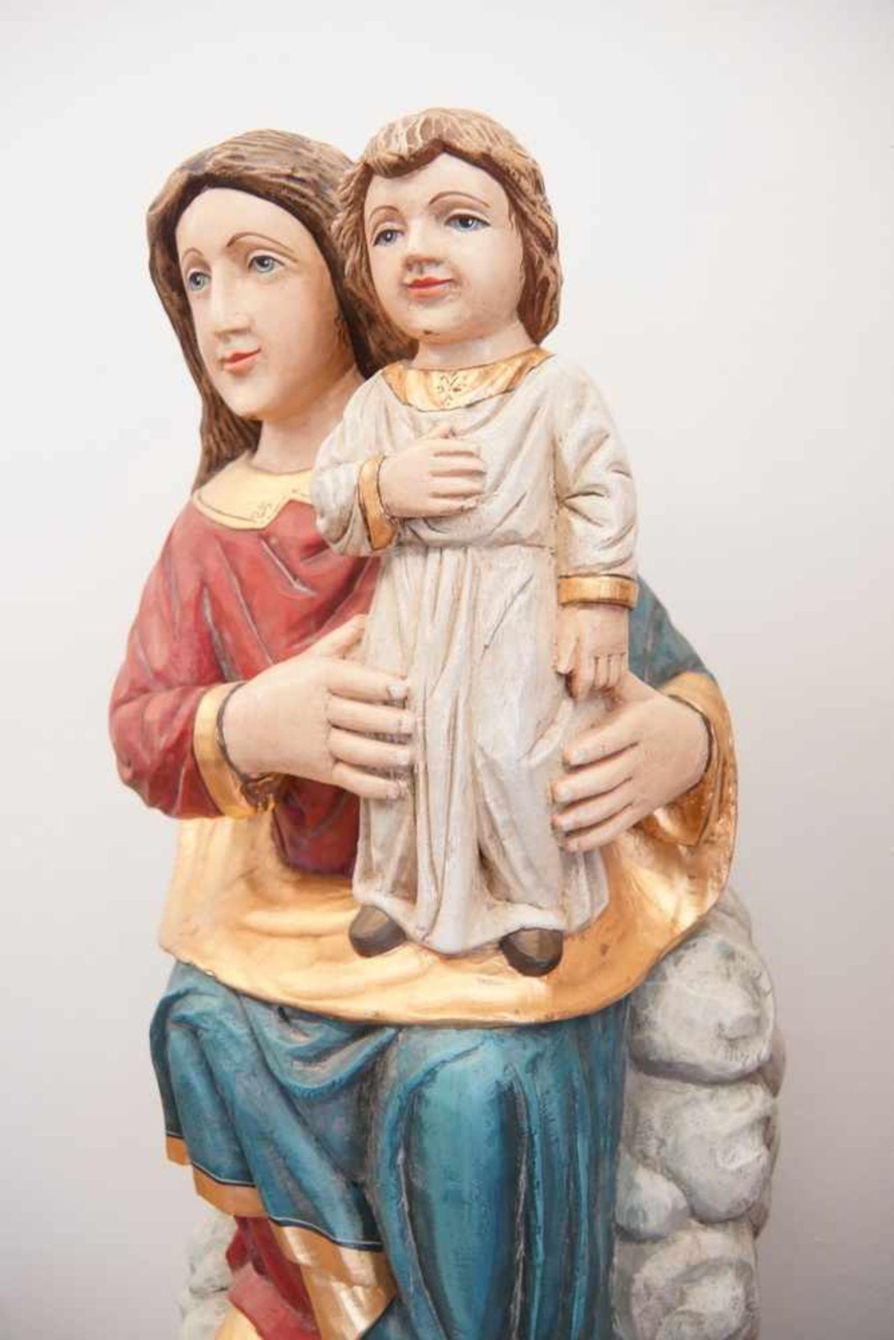 Sitzende Mutter Gottes mit Kind auf dem Schoss auf üppigen Wolken, Holz geschnitzt undgefasst, - Bild 5 aus 7
