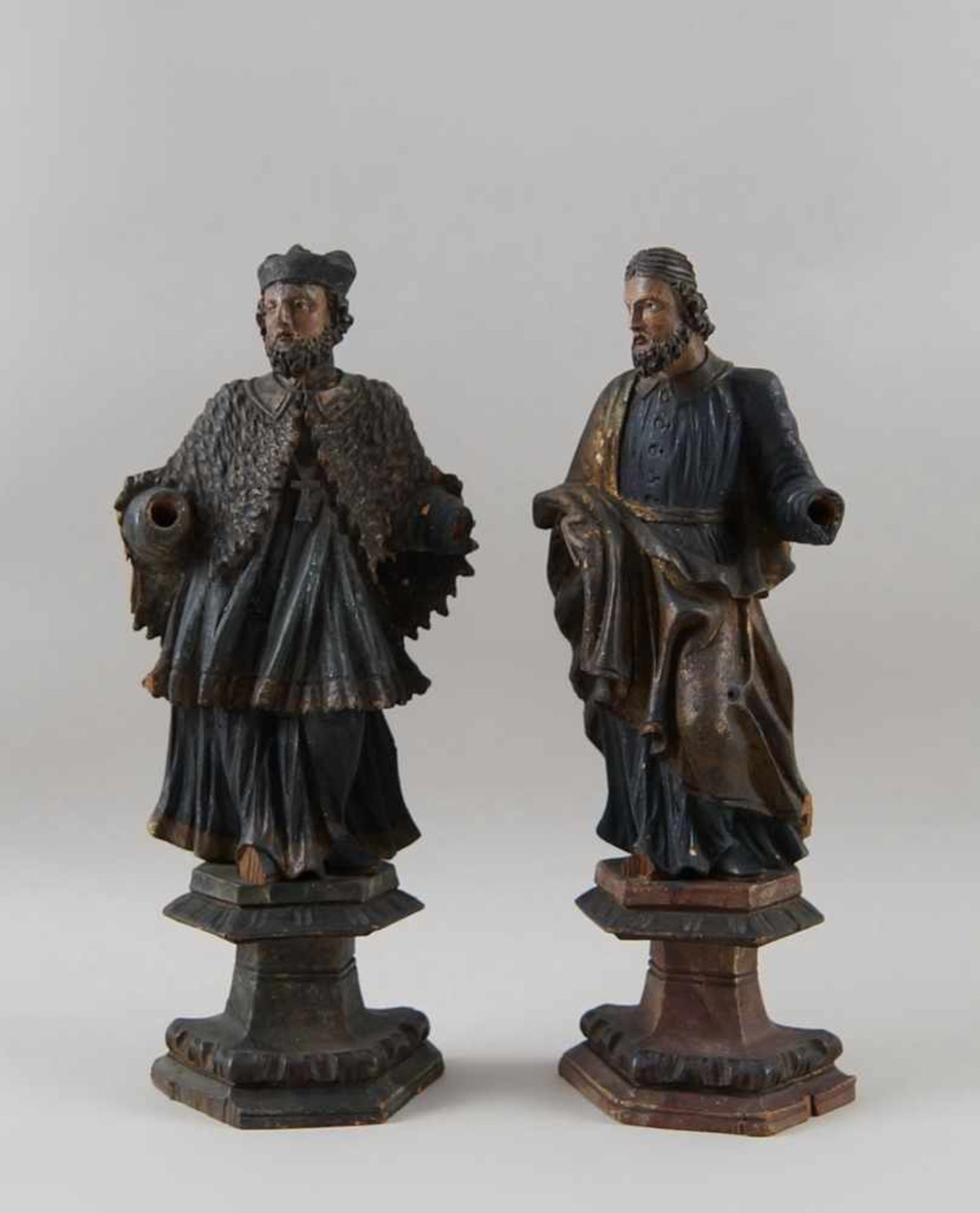 Zwei sakrale Skulpturen, u.a. Nepomuk, Holz geschnitzt und gefasst, Altersspuren, H 30/31cm- - -24.