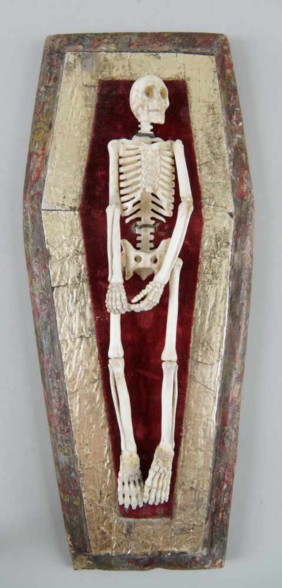 Memento Mori / die Vergänglichkeit, in Bein geschnitztes Skelett im Sarg, angebracht - Bild 4 aus 11