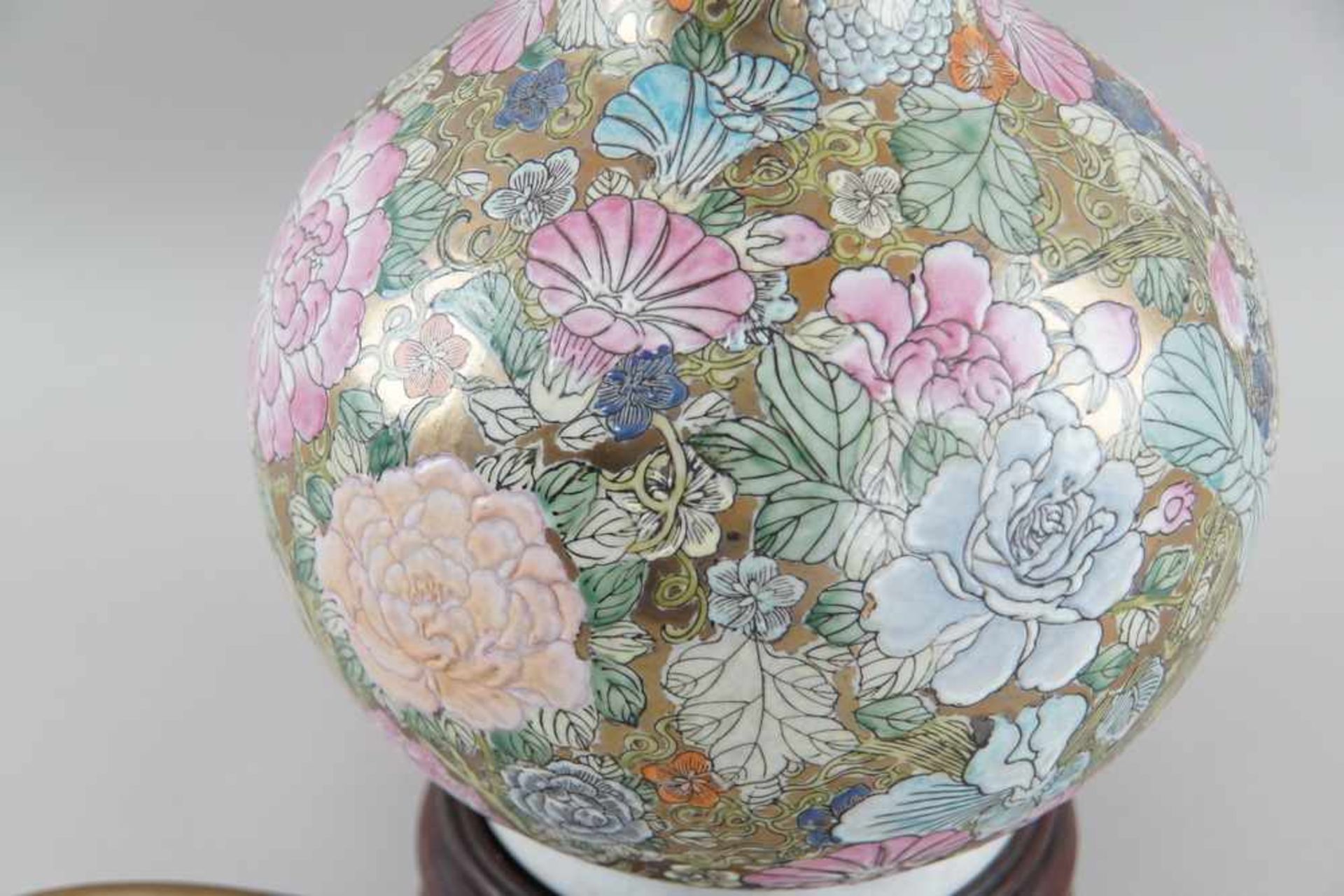 Tischlampe, ehem. asiatische Vase, auf Holzstand, elektrifiziert, mit Schirm, H 90 cm- - -24.00 % - Bild 5 aus 6