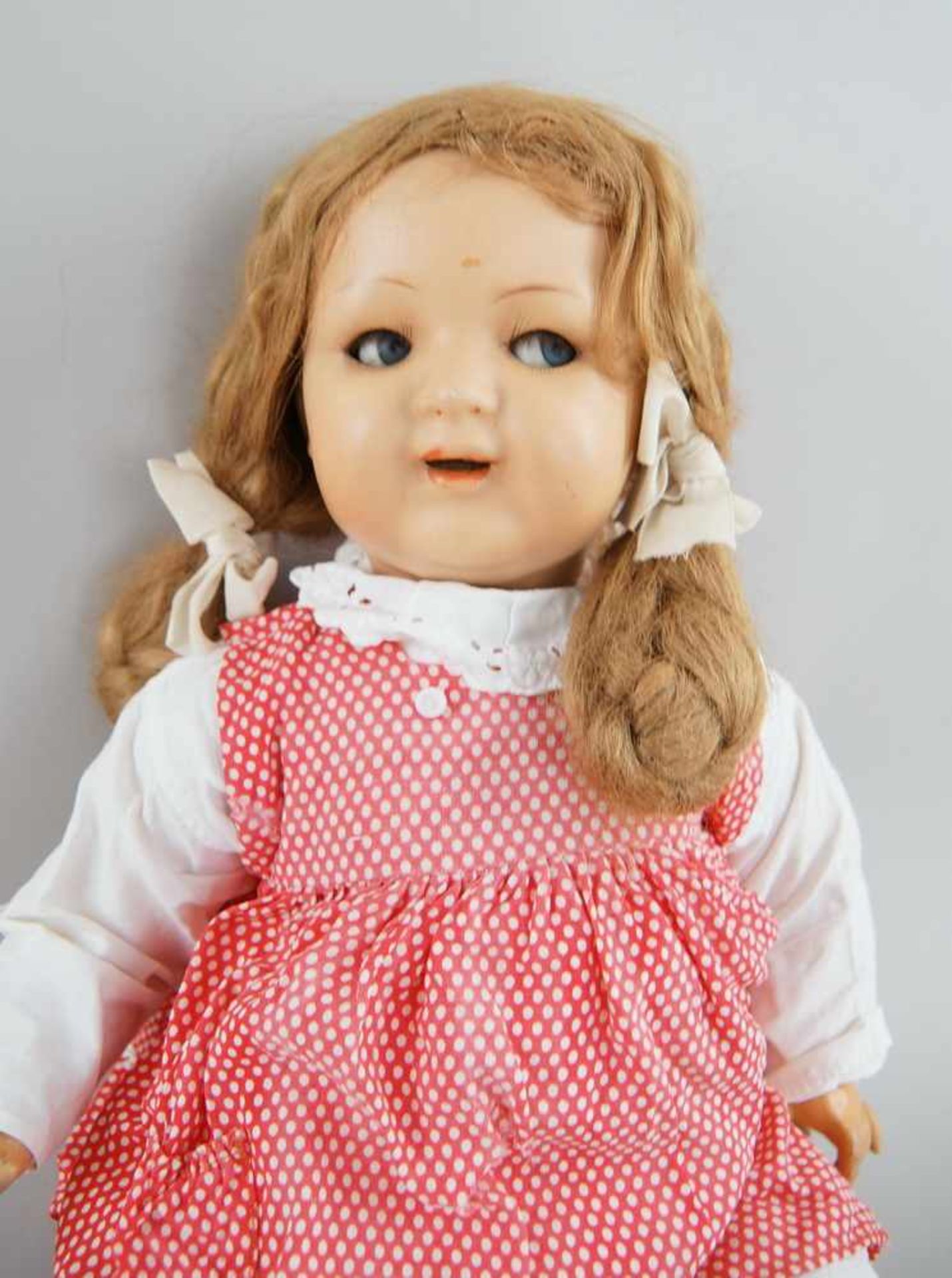 Puppe, wohl K&R, Massekopf, rot gepunktetes Kleid, um 1930, bespielt, 54 cm- - -24.00 % buyer's