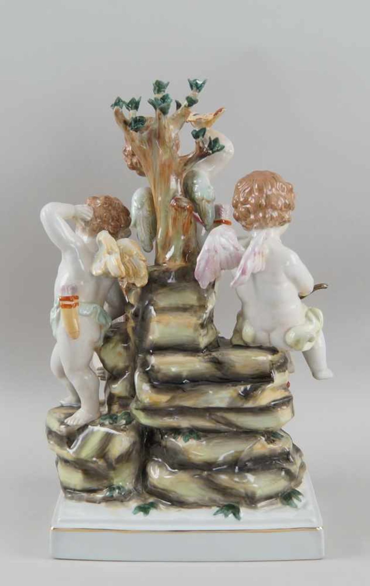 Vier Amoretten / Putten an einem Baum, weisses Porzellan, fein bemalt, auf der - Image 10 of 14