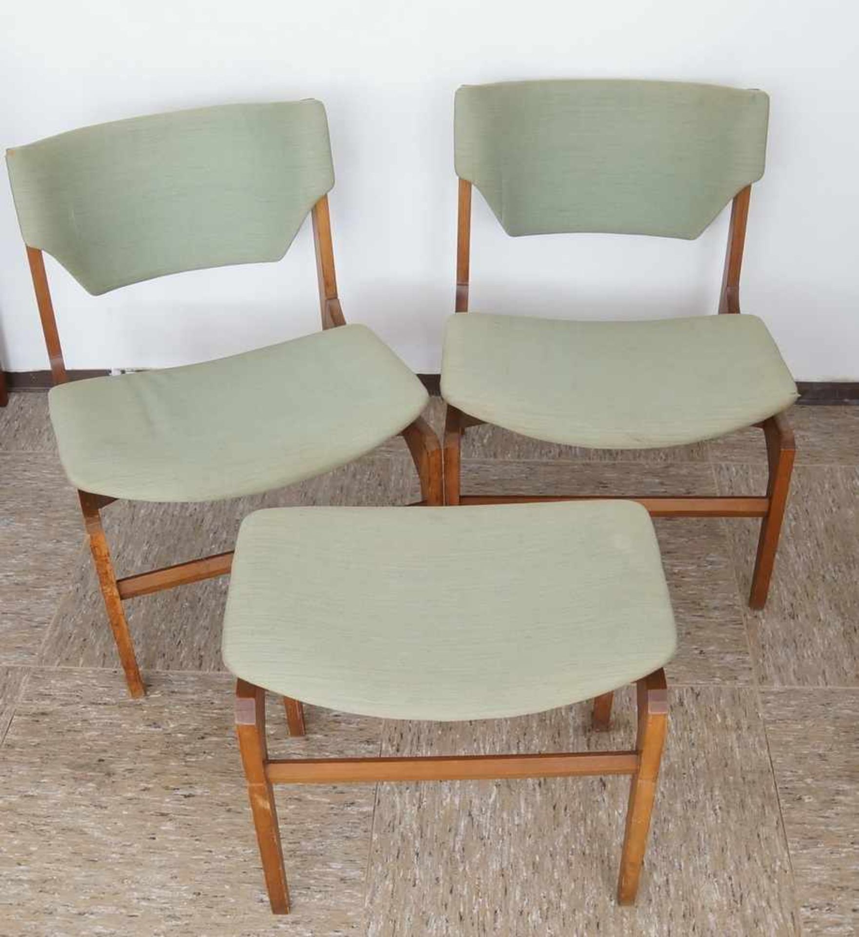 Zwei Stühle und ein Hocker, grüner Bezug, Gio Ponti zugesch. Italien, besch.,74x54x54xSH40 cm, - Bild 2 aus 6