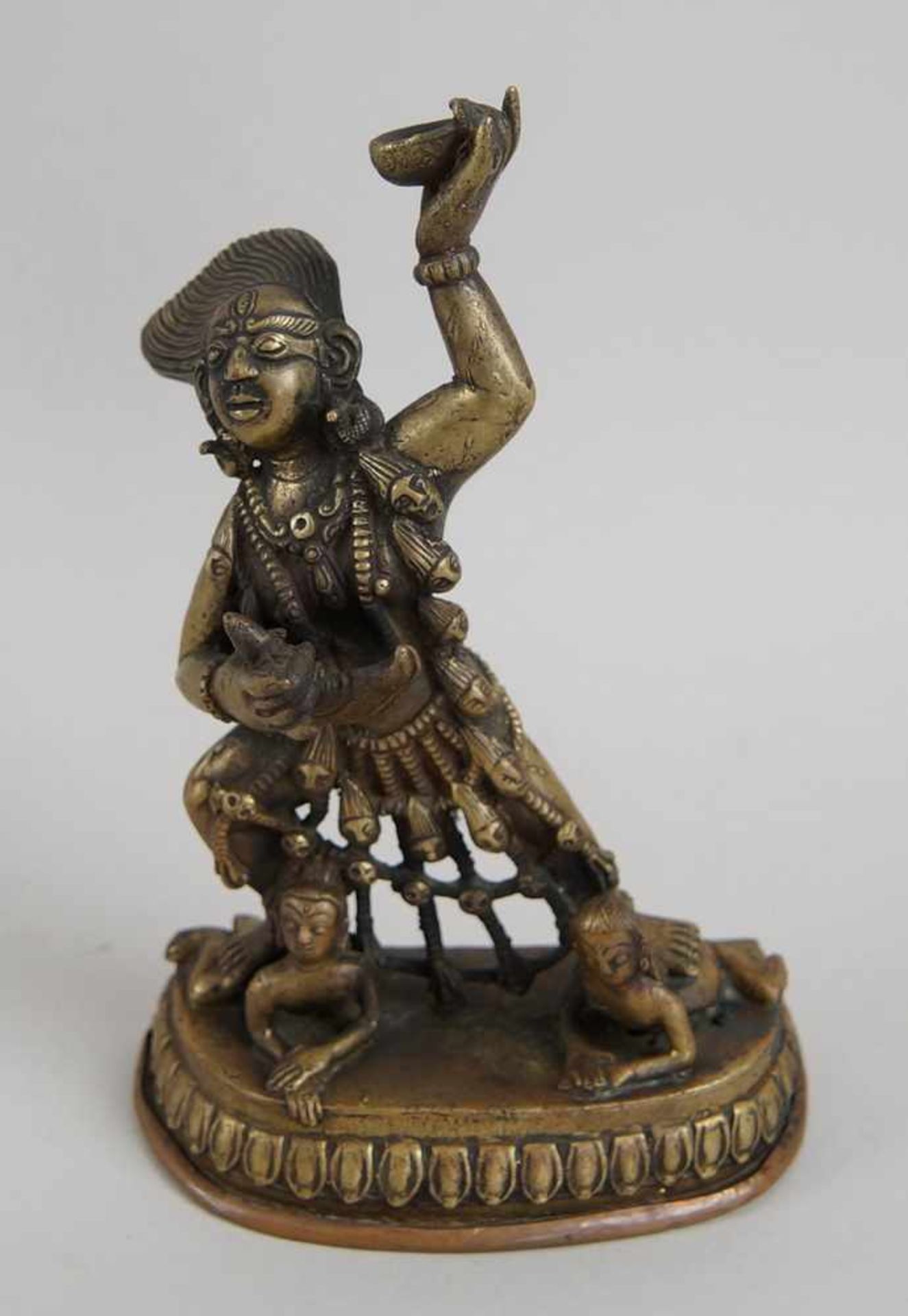 Kali, Shiva und Bhairava, Bronze/Kupfer, 18./19. JH, H 21 cm, signiert- - -24.00 % buyer's premium - Bild 10 aus 11