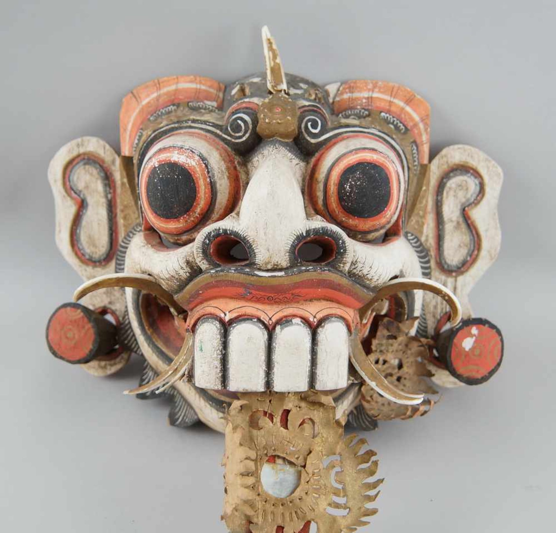 Tibetanische Ritualmaske, Holz geschnitzt und gefasst, mit auf Stoff genähtem undgeprägtem Papier, - Image 3 of 6