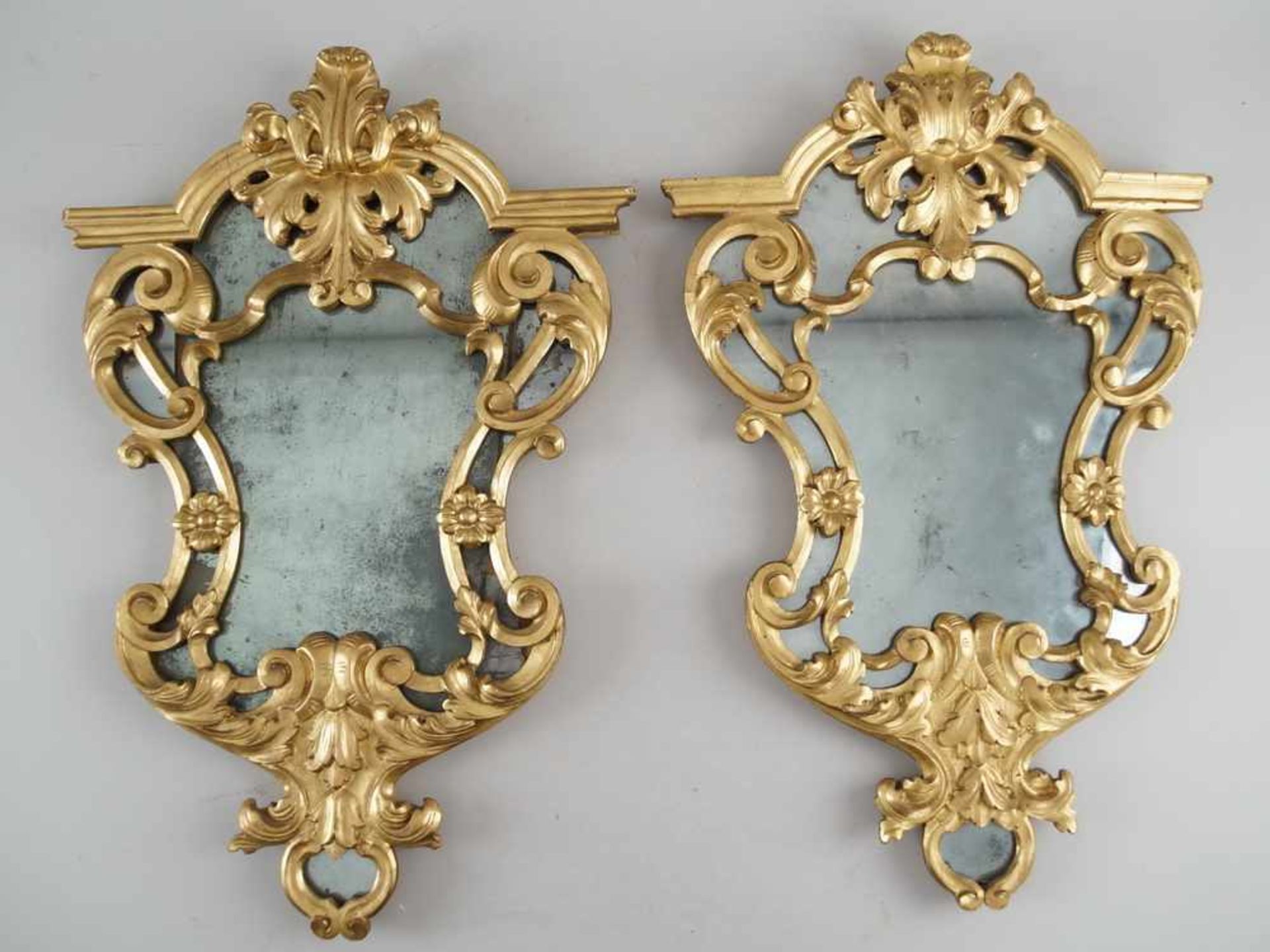 Paar herrschaftliche Barock - Spiegel, Holz geschnitzt, vergoldet, altes Spiegelglas,Altersspuren, - Bild 3 aus 9